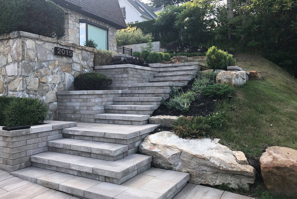 Un ensemble d'escaliers menant à une maison sur une colline.