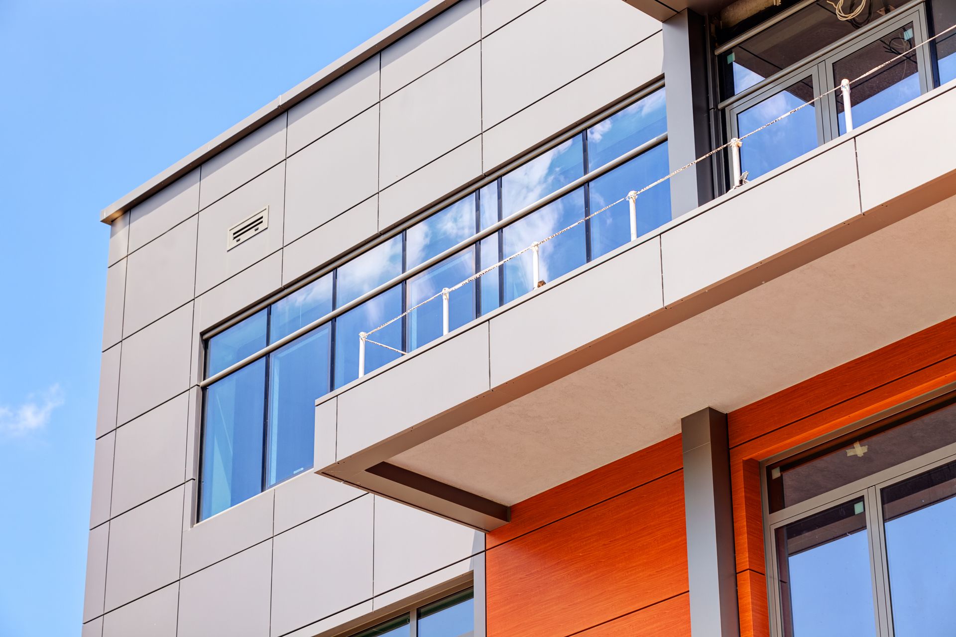 A large building with a lot of windows and a balcony.