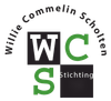 Het logo van de Willie Commelin Scholten Stichting bestaat uit zwarte, groene en witte blokken en gebogen tekst.