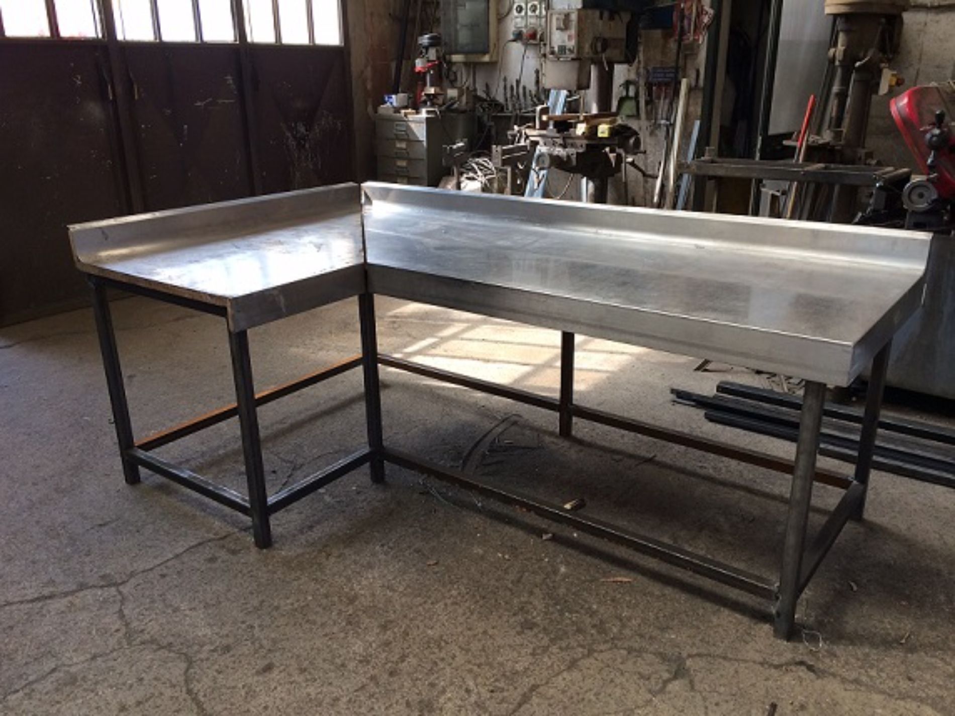 tavolo in ferro e acciaio