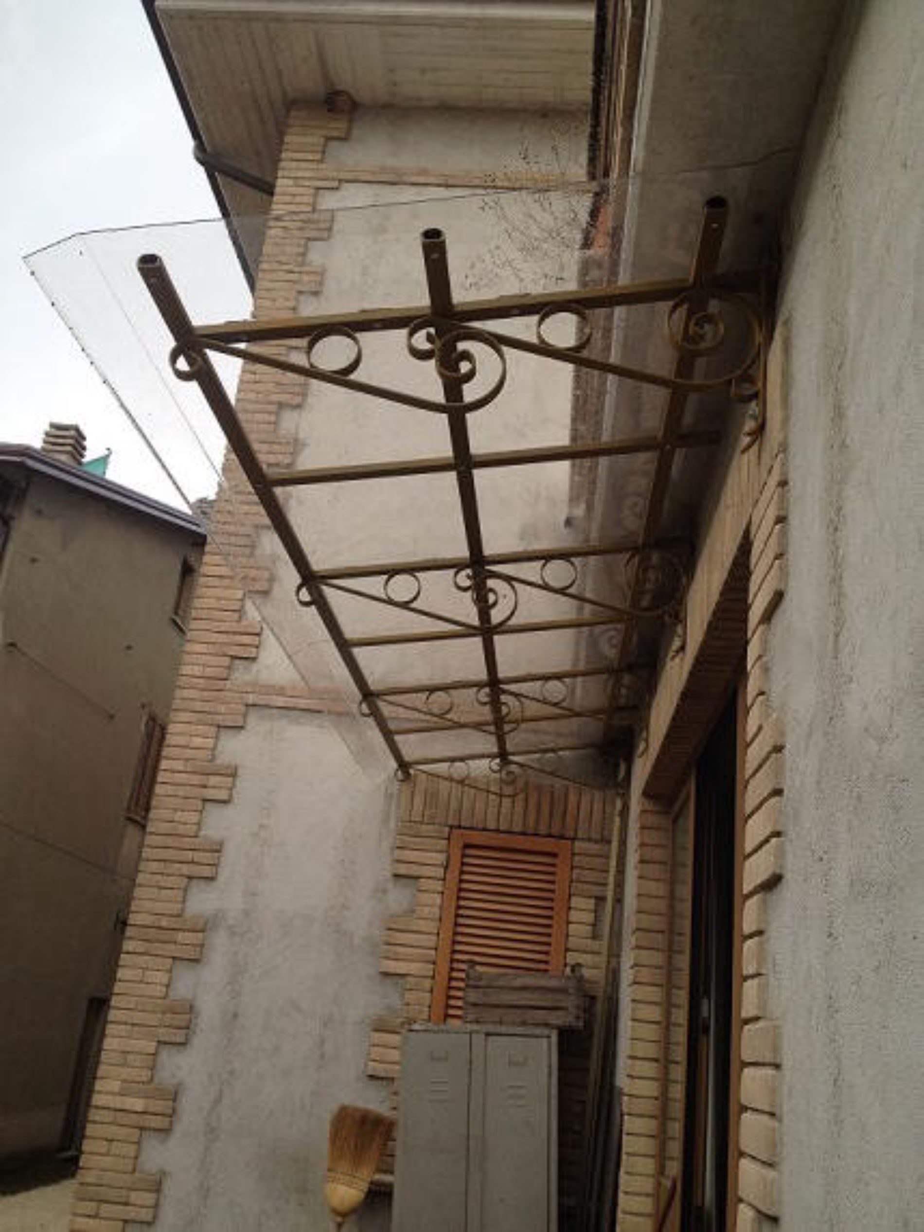 tettoia in ferro battuto per casa privata