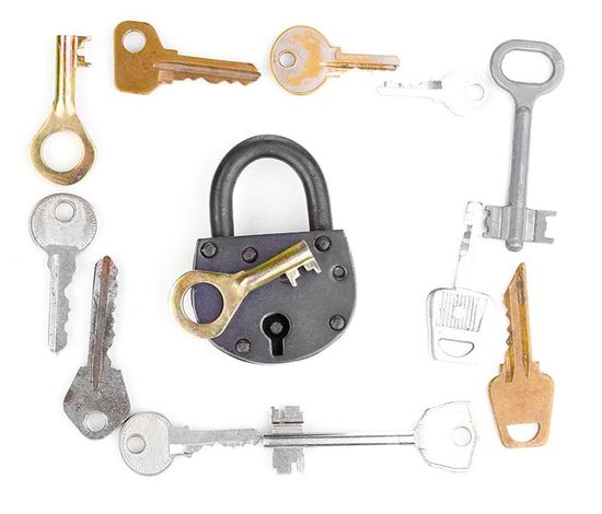 Un chiavistello circondato di chiavi di diversa forma ,dimensione e colore