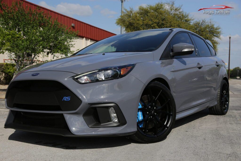 Gray Ford Focus RS parked, black wheels, blue brake calipers.
