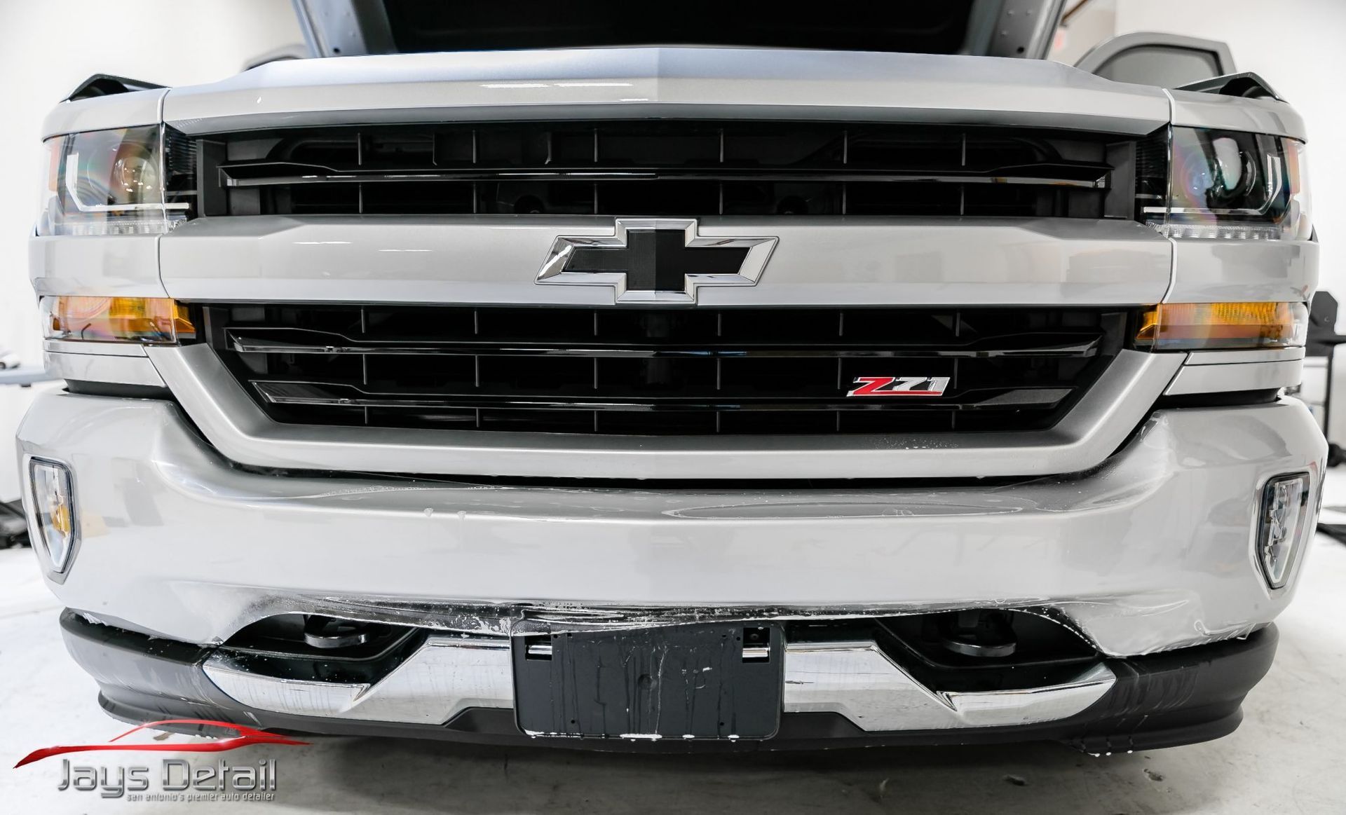 Silver Chevrolet truck front view, with black grill and Z71 emblem.