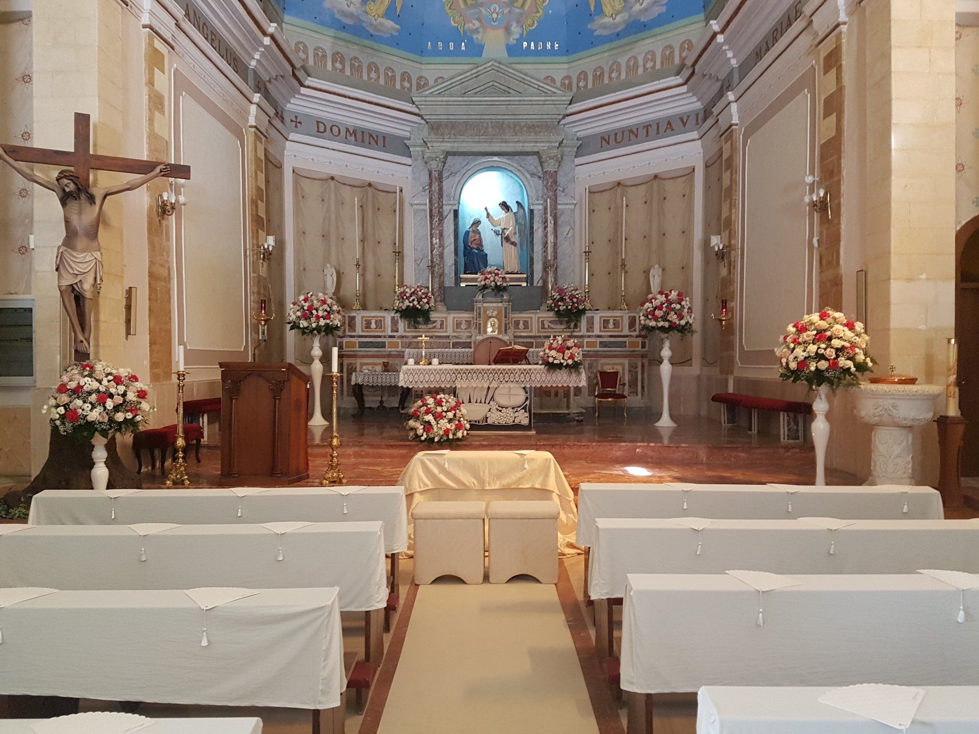 decorazioni floreali altare