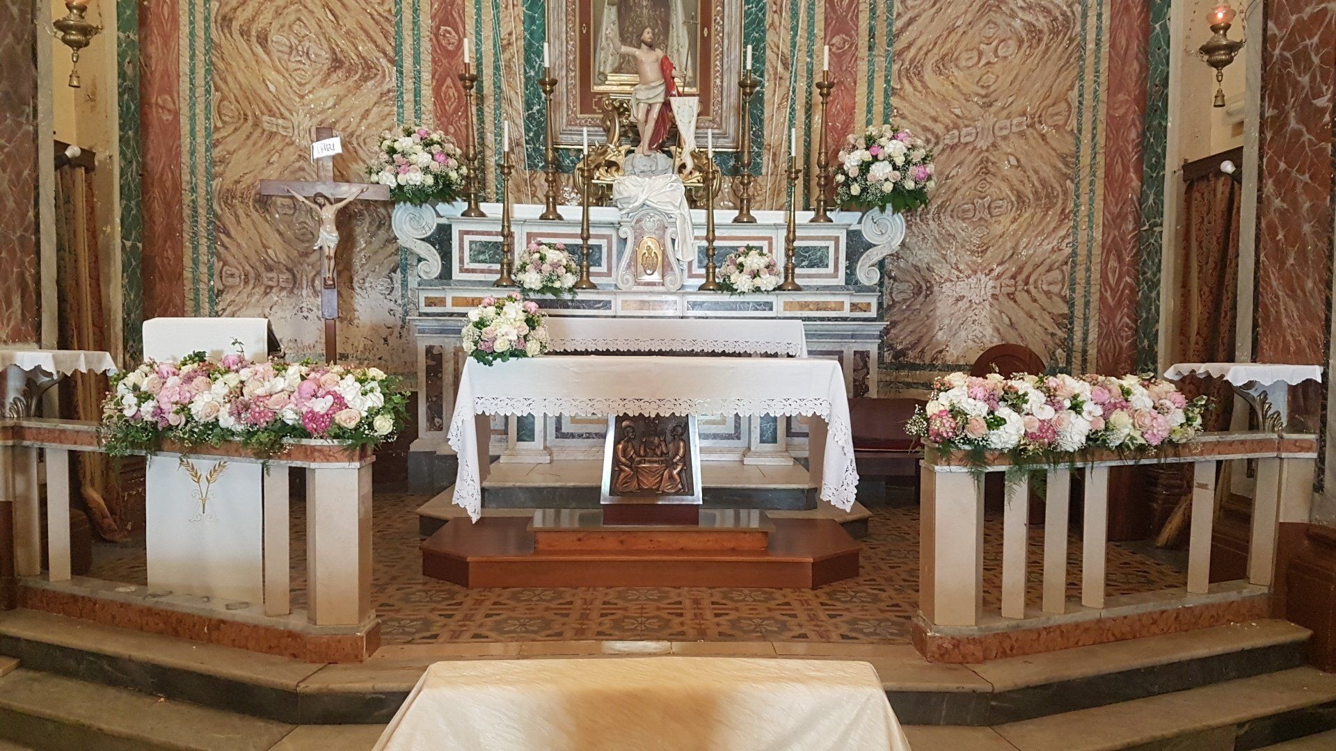 decorazioni floreali cerimonia religiosa