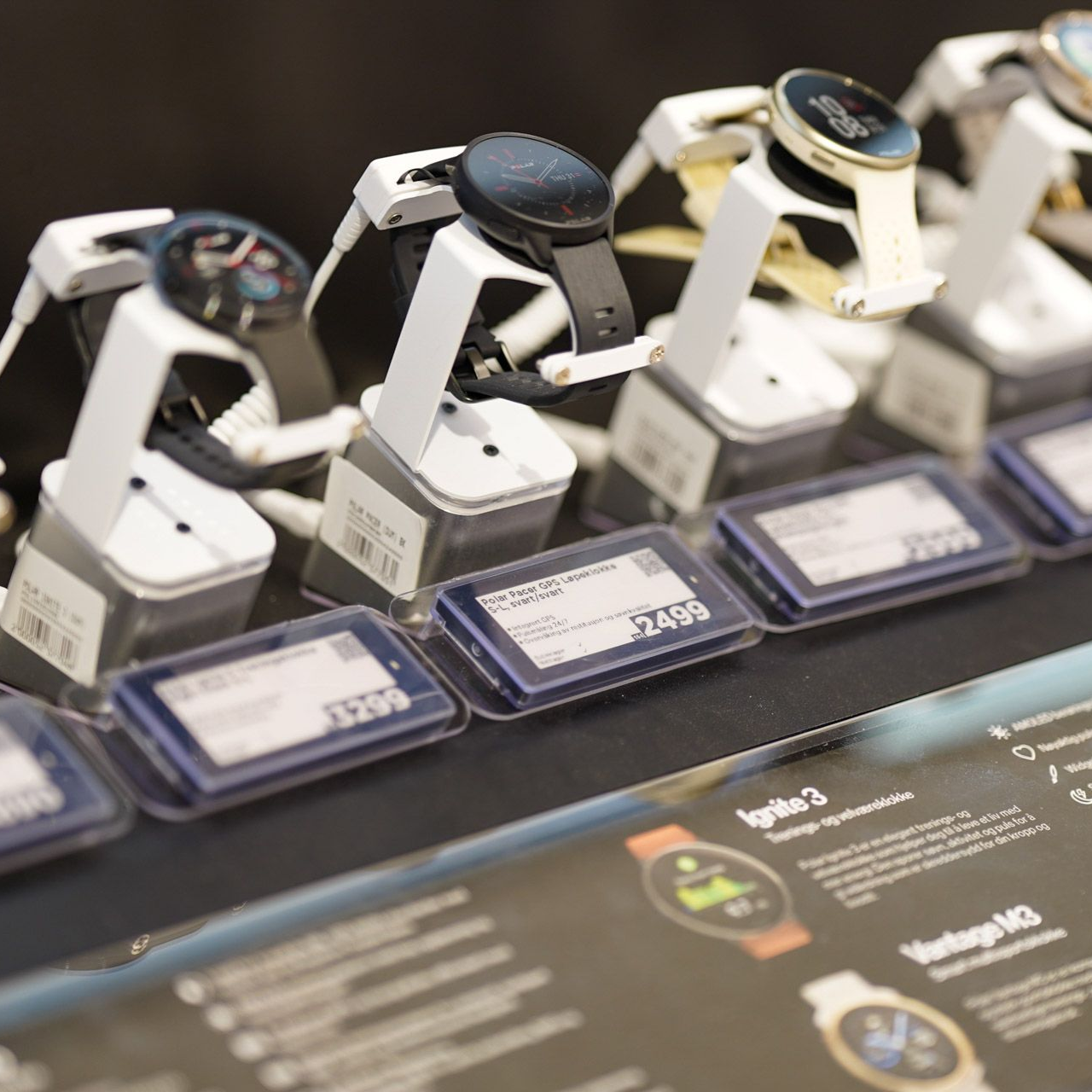 Smartklokker utstilt med prislapper i en butikk.