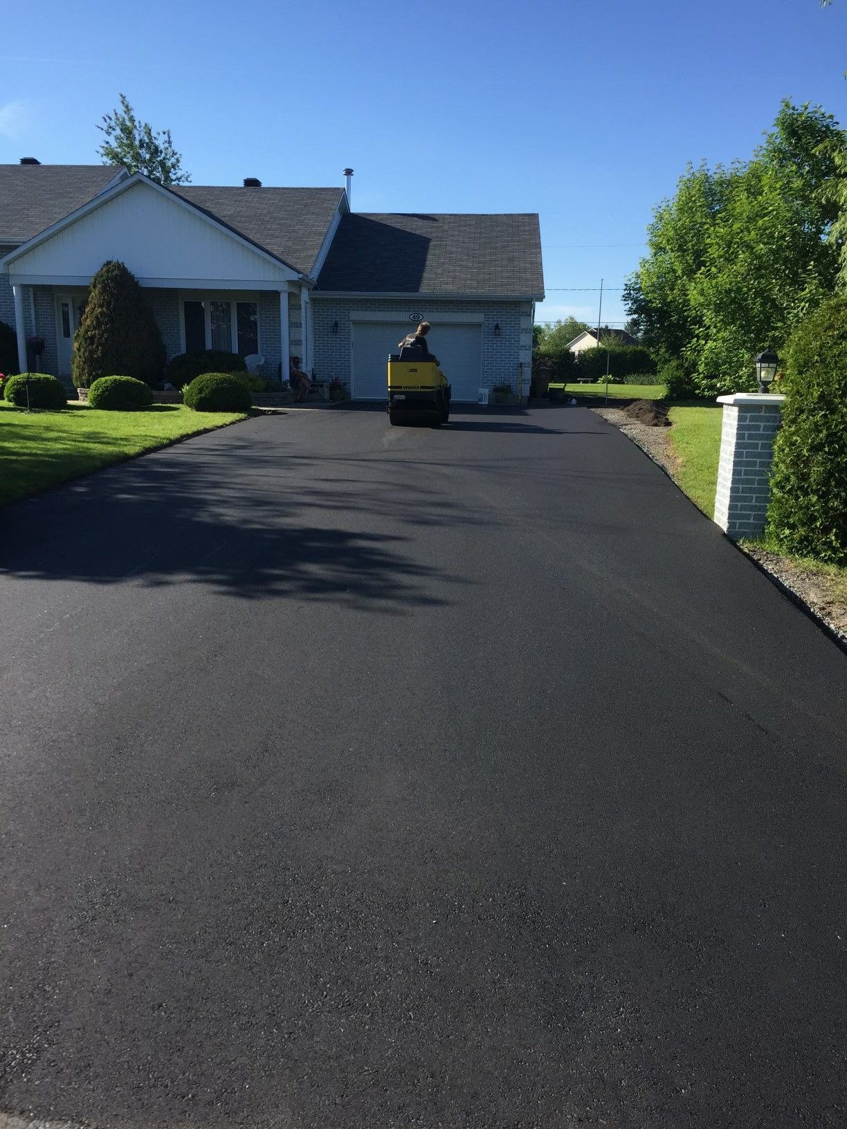 Une allée est en train d'être pavée devant une maison
