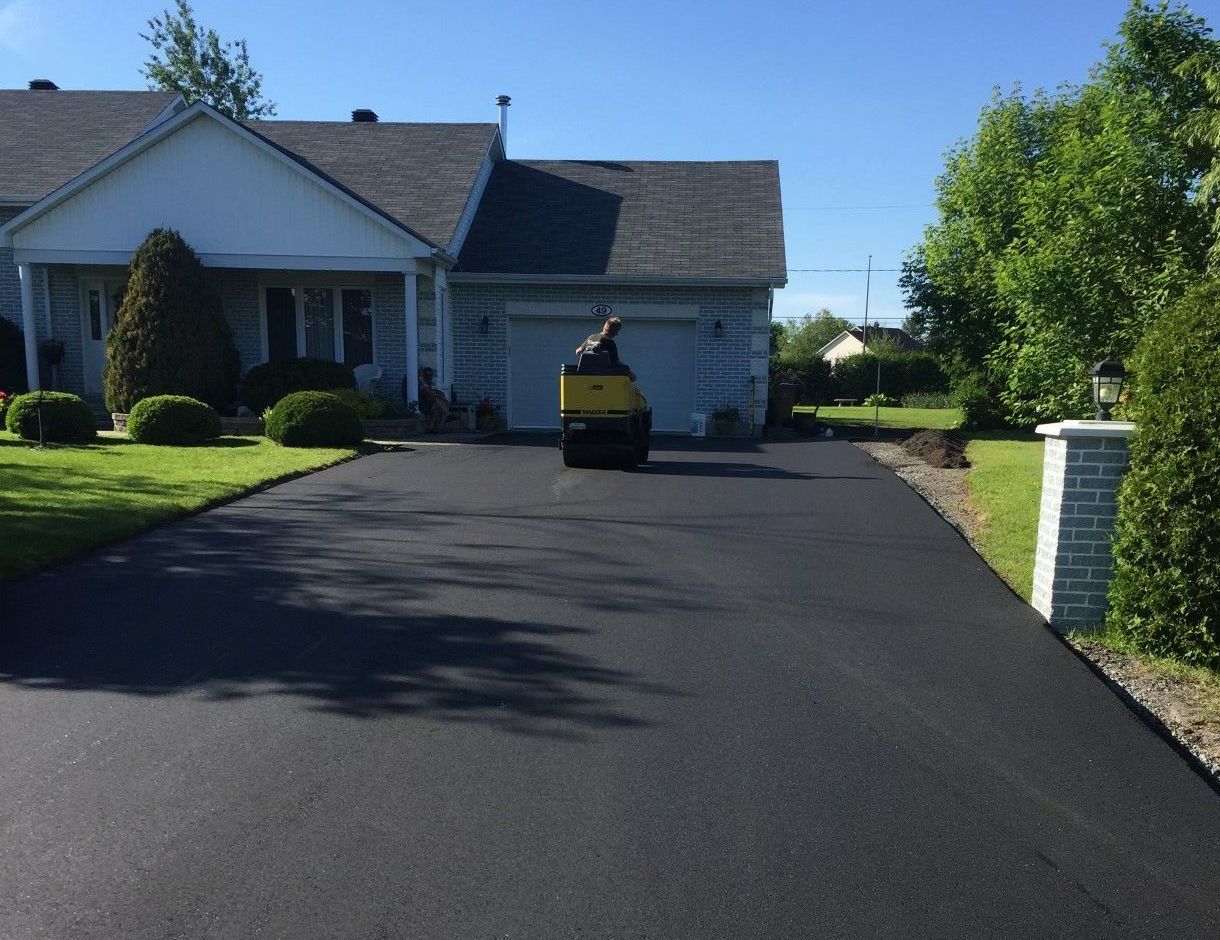 Une allée est en train d'être pavée devant une maison