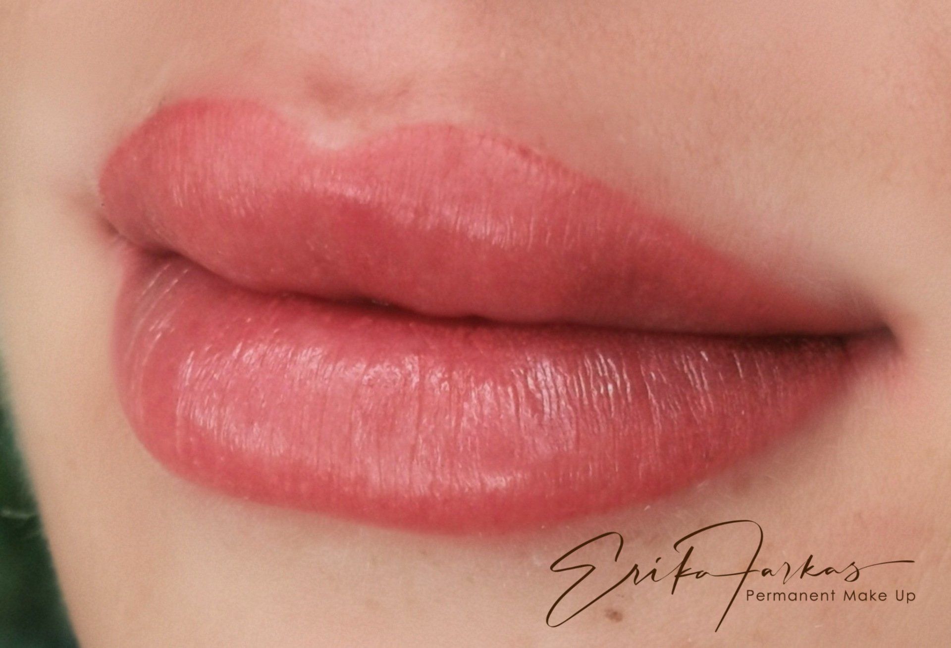 Eine Nahaufnahme der Lippen einer Frau mit Lippenstift darauf