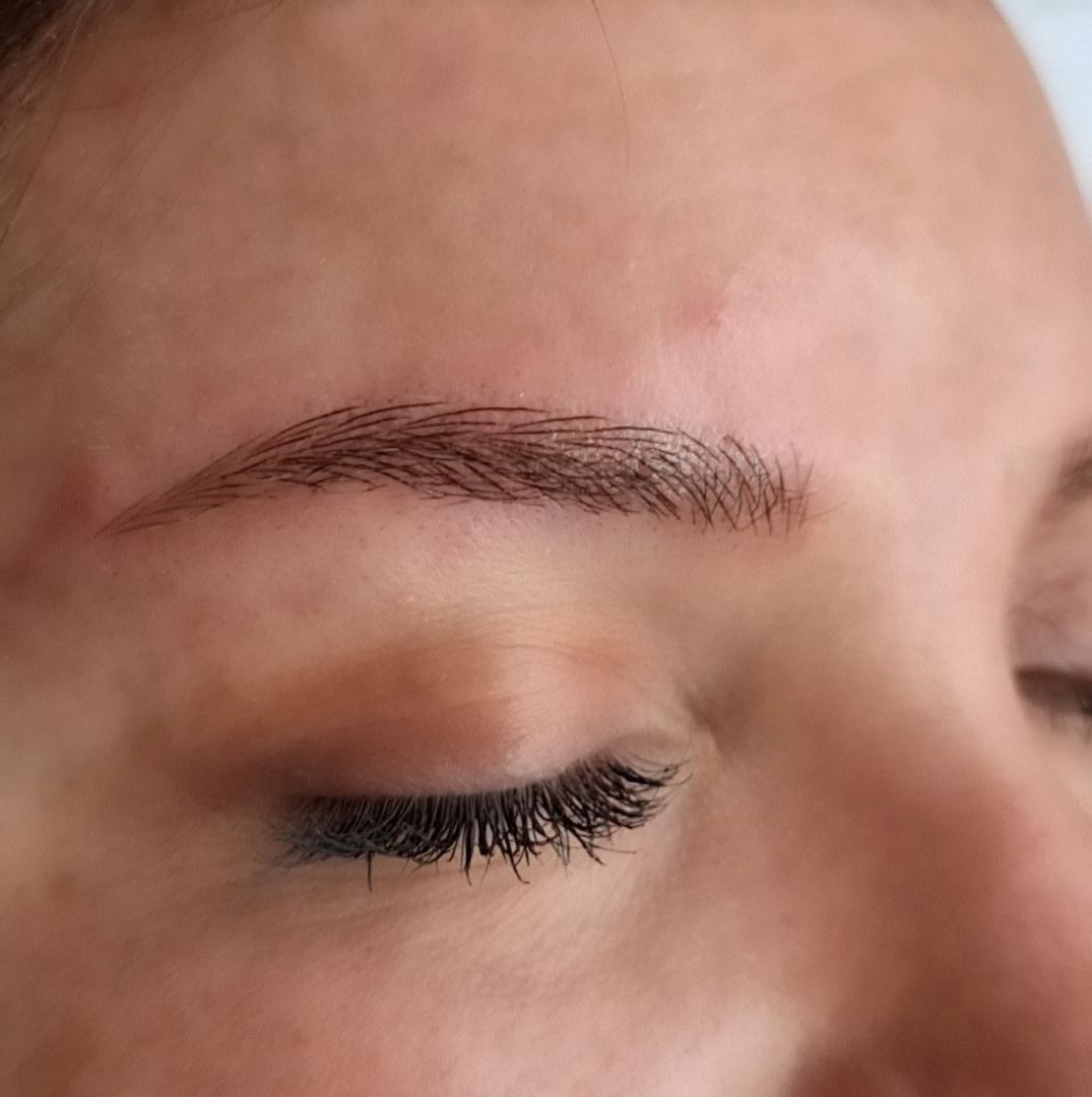 Eine Nahaufnahme der Augenbrauen einer Frau mit geschlossenen Augen.