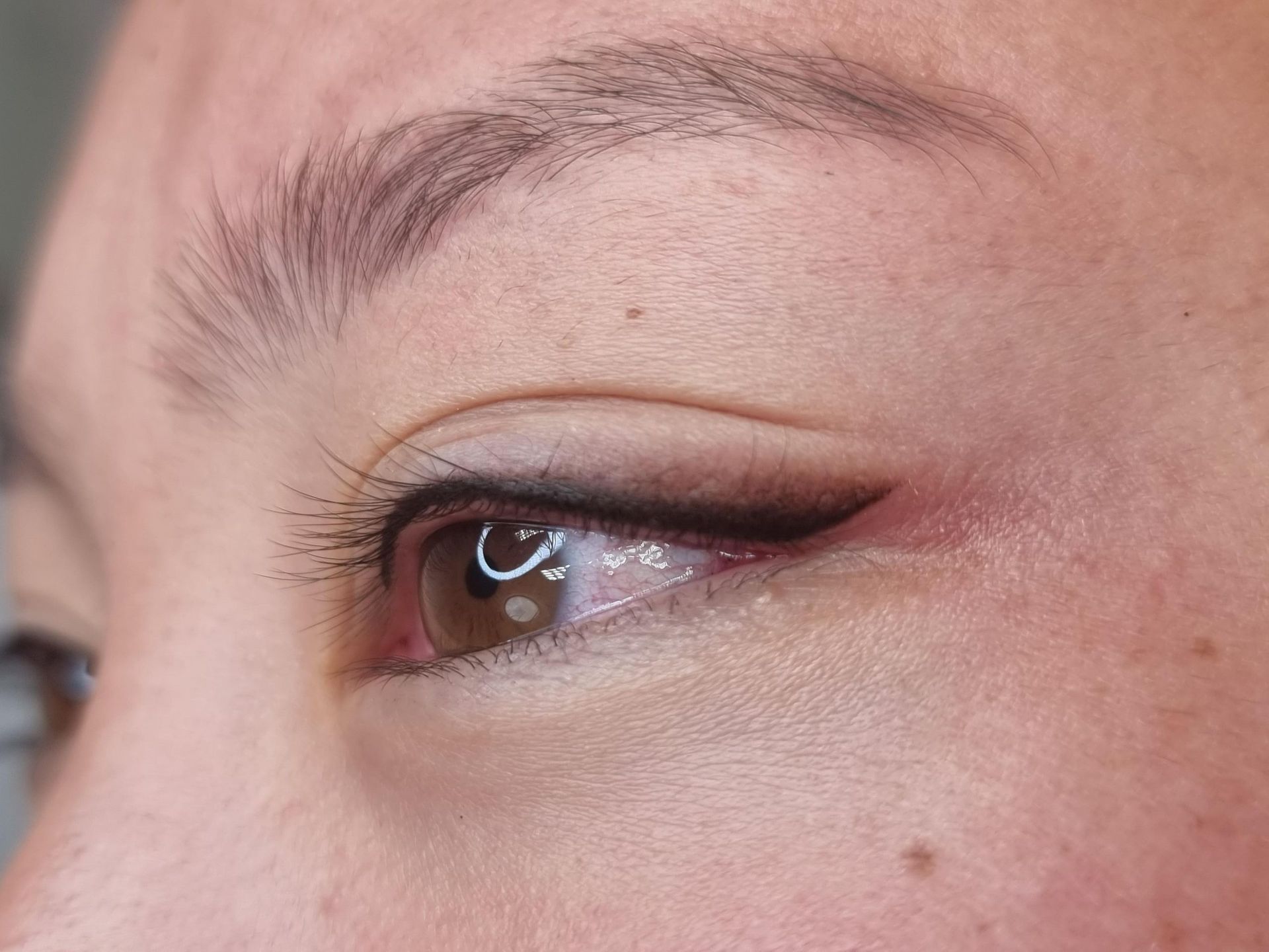 Eine Nahaufnahme des Auges einer geschminkten Frau.