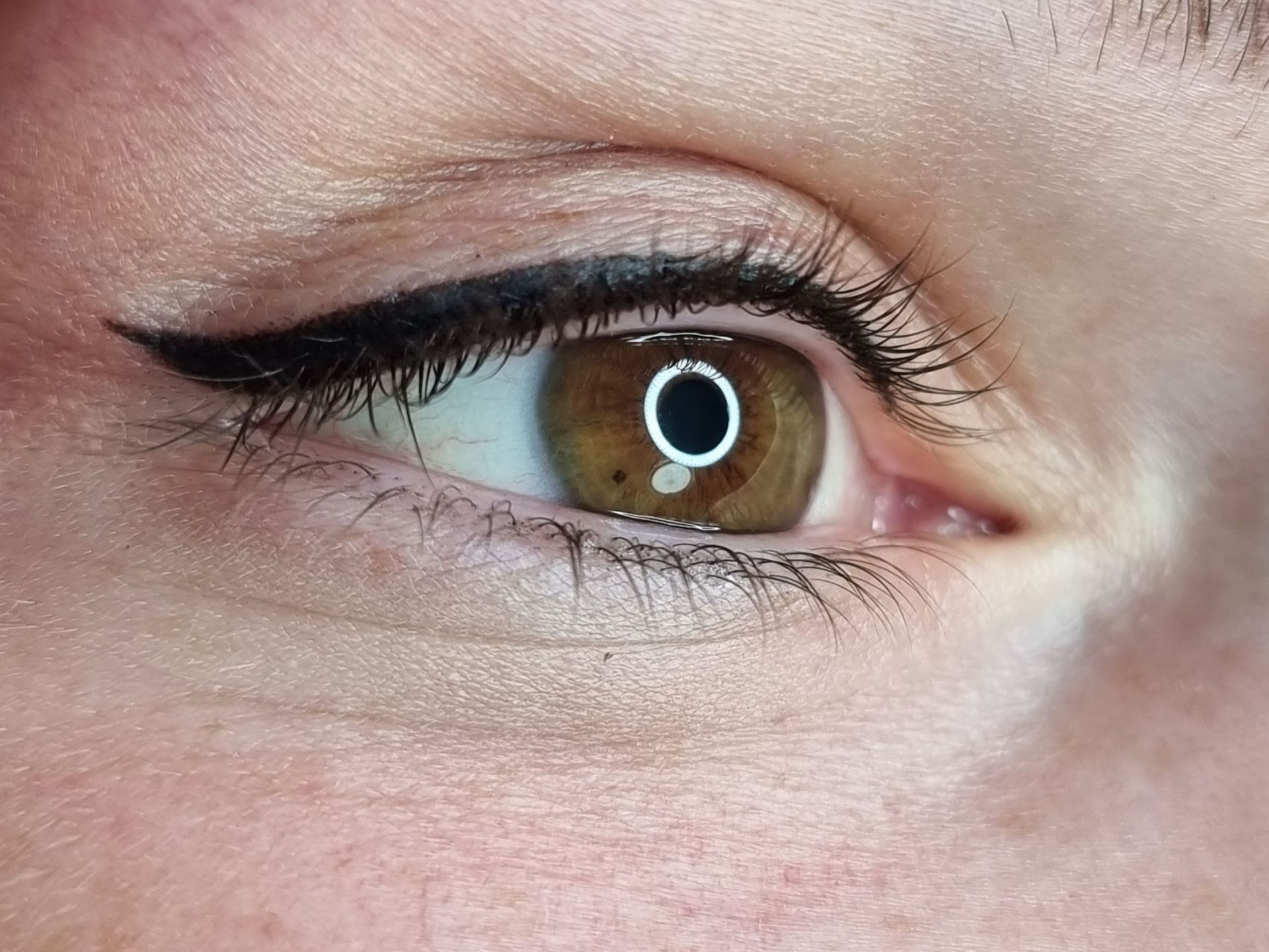 Eine Nahaufnahme des Auges einer Frau mit Eyeliner.