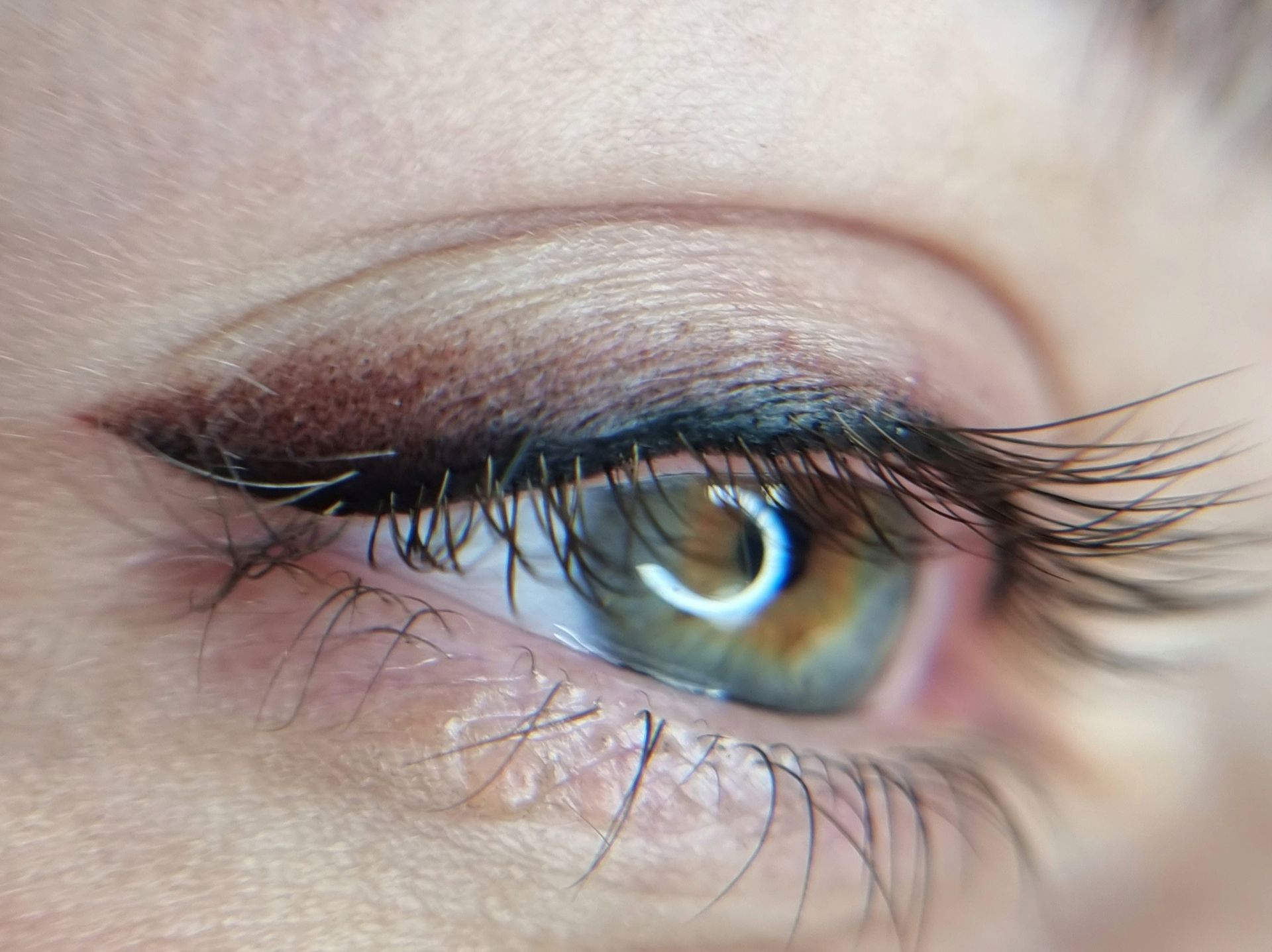 Eine Nahaufnahme des Auges einer Frau mit langen Wimpern.