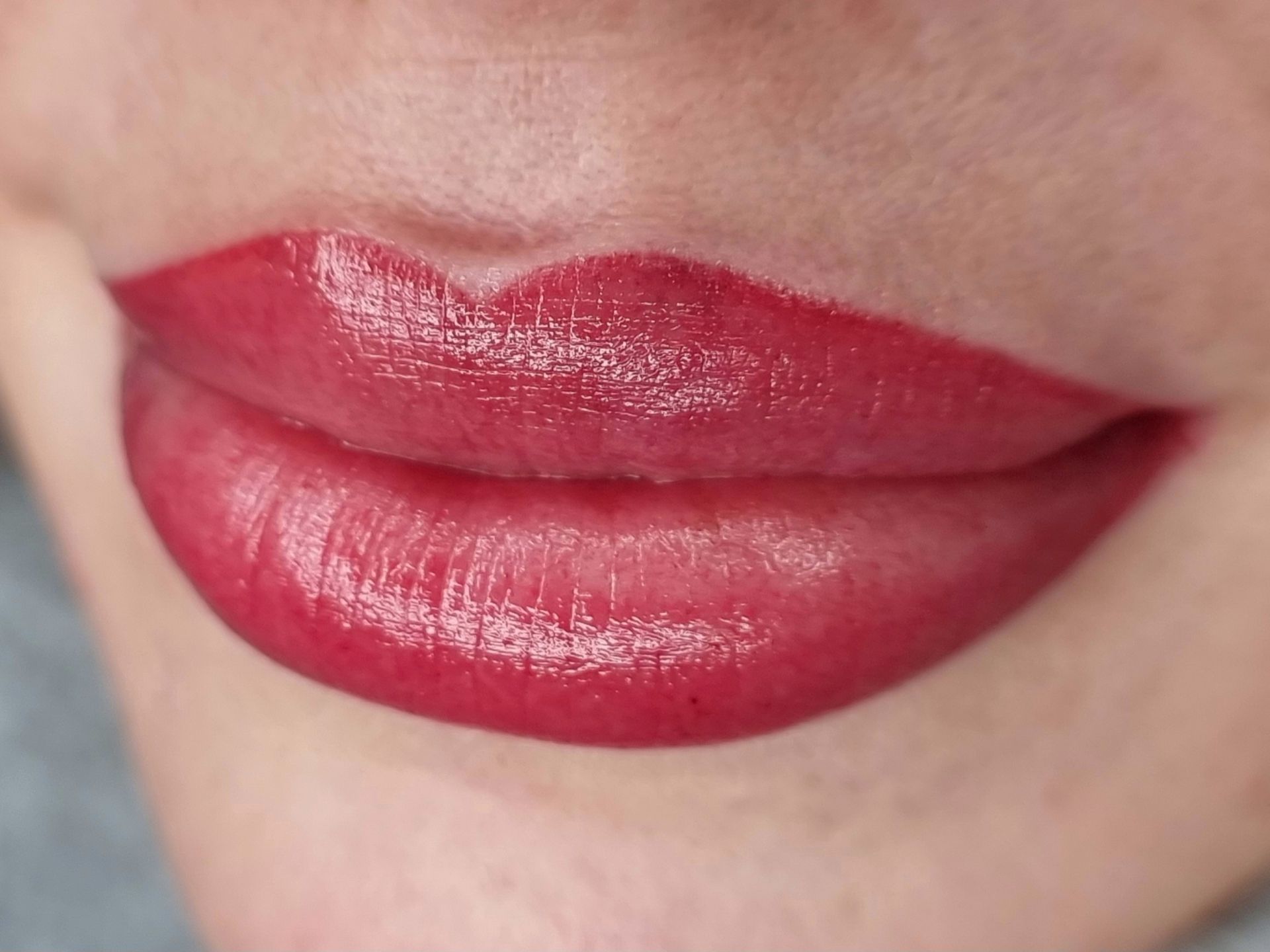 Eine Nahaufnahme der Lippen einer Frau mit rotem Lippenstift.