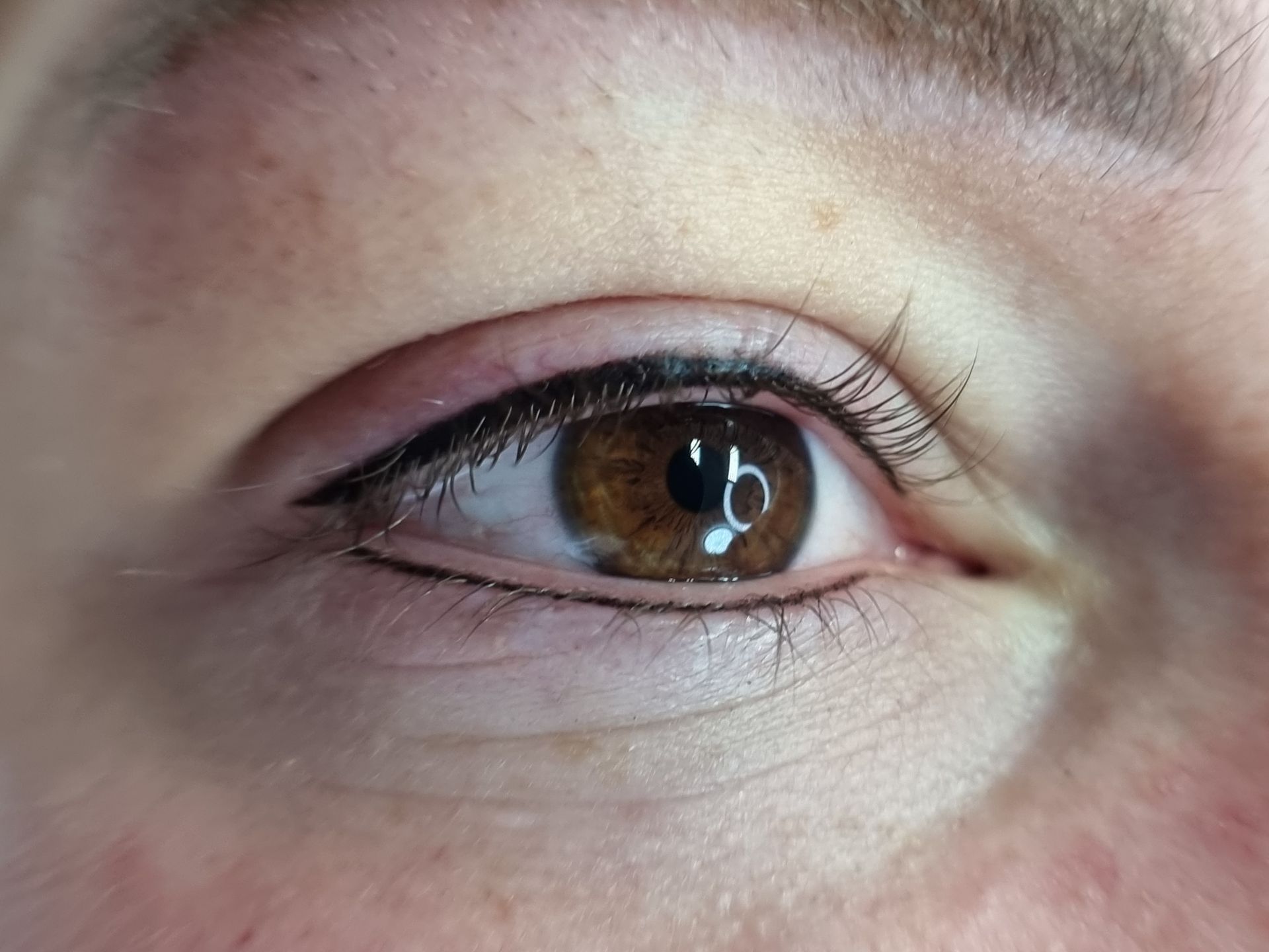 Eine Nahaufnahme des Auges einer Frau mit Eyeliner.