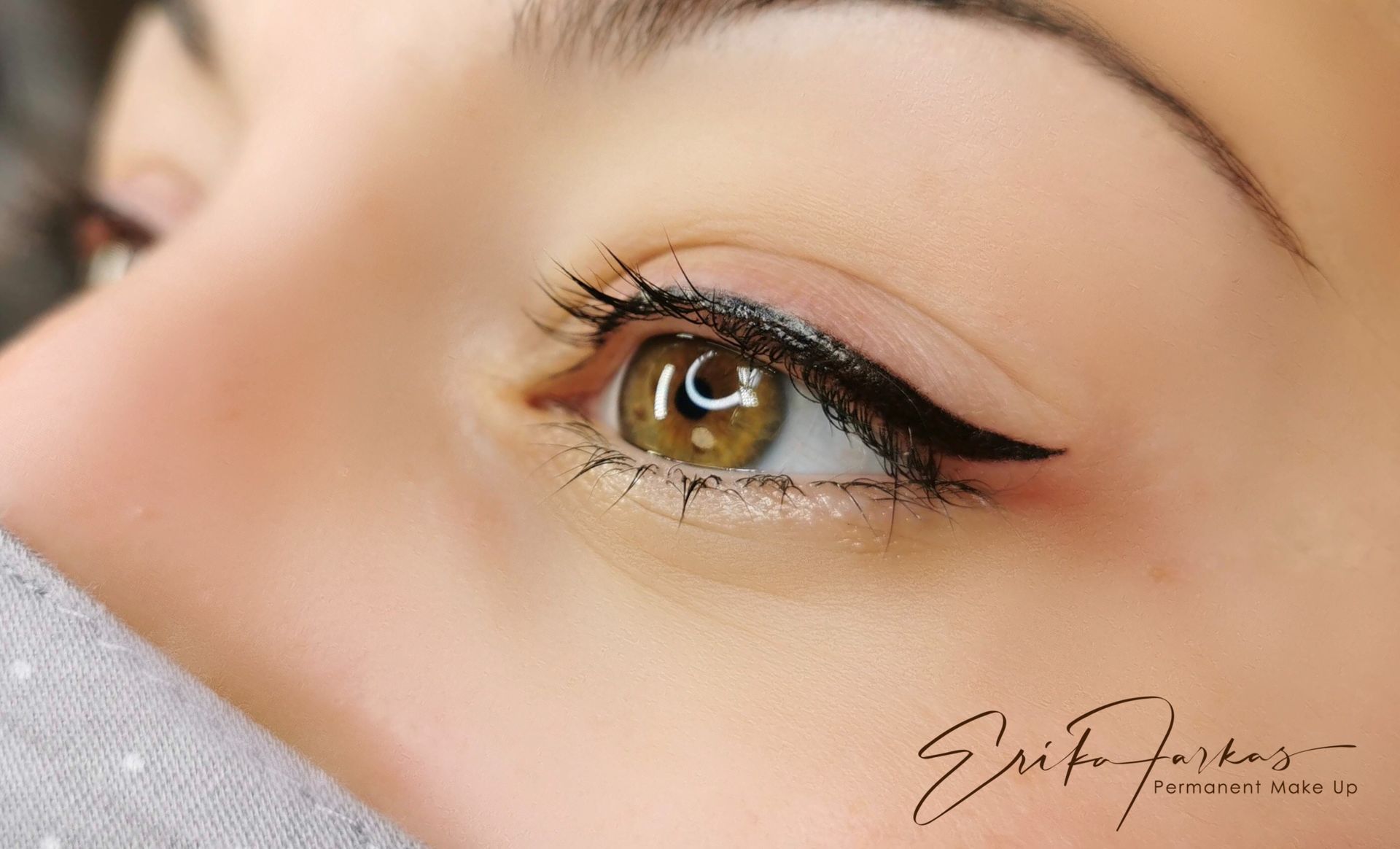 Eine Nahaufnahme des Auges einer Frau mit Eyeliner