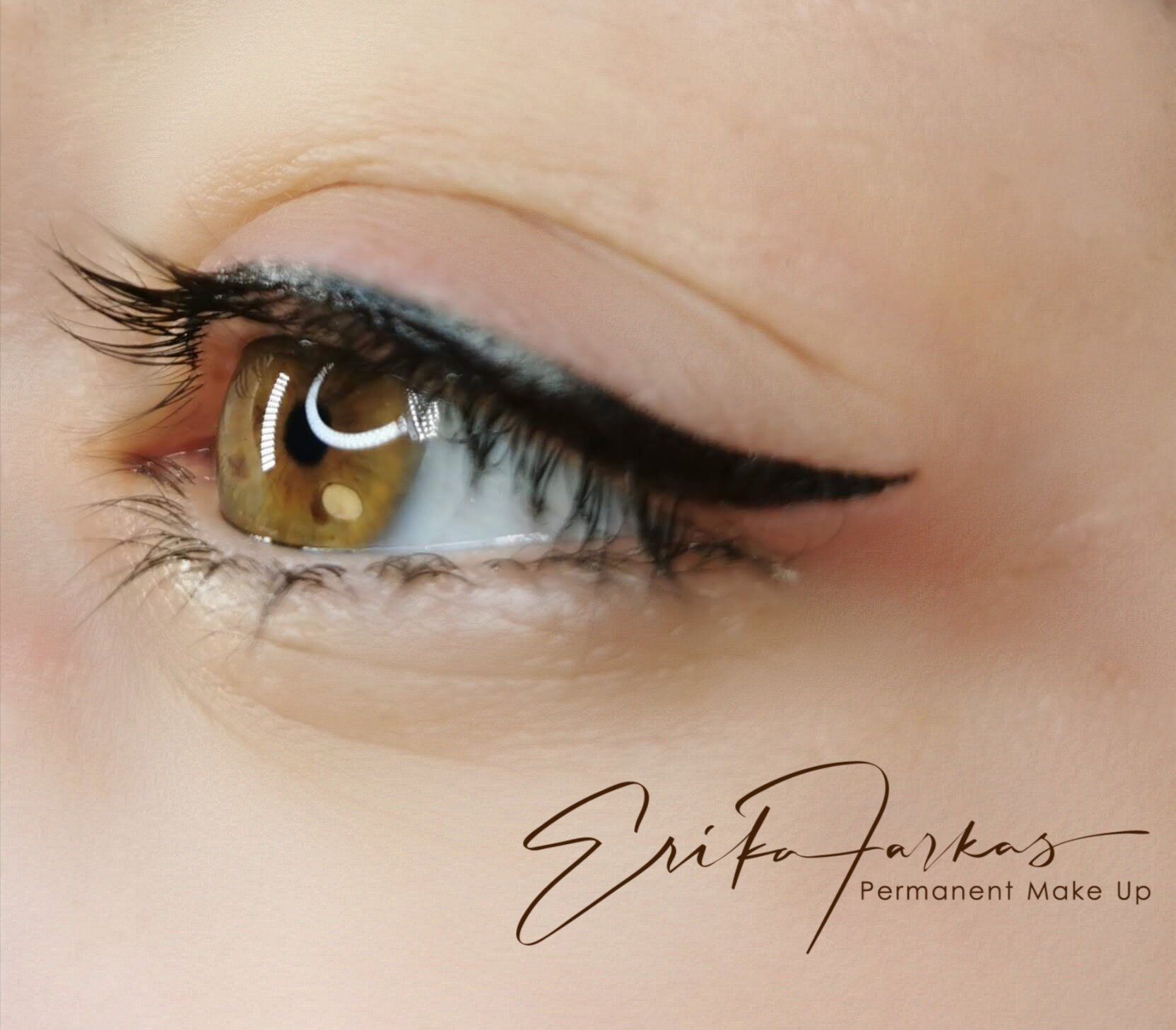 Eine Nahaufnahme eines Frauenauges mit Permanent Make-up von Erika Farkas