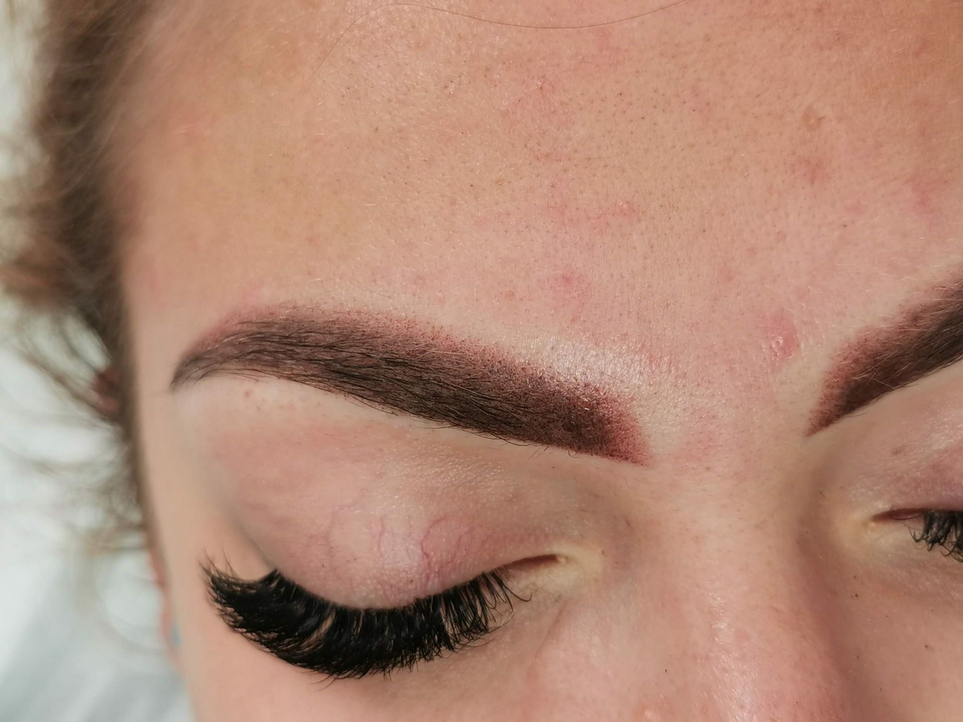 Eine Nahaufnahme der Augenbrauen einer Frau mit langen Wimpern.