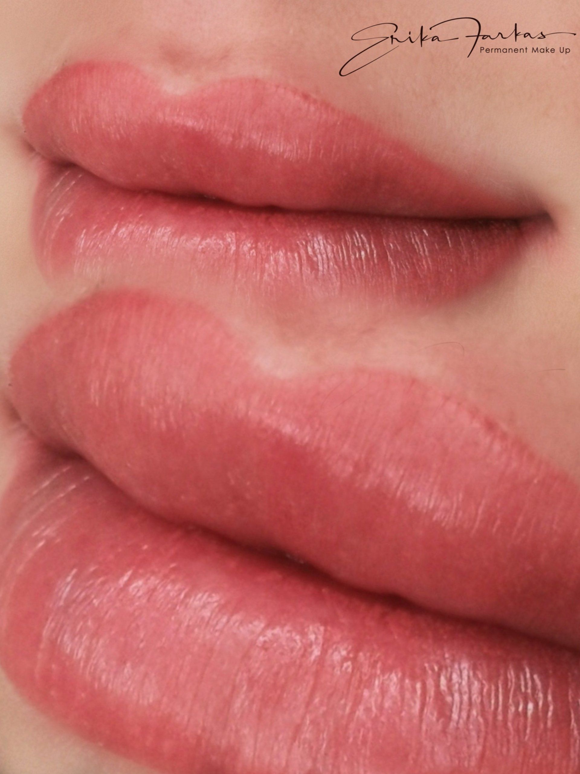 Eine Nahaufnahme der Lippen einer Frau mit Lippenstift darauf