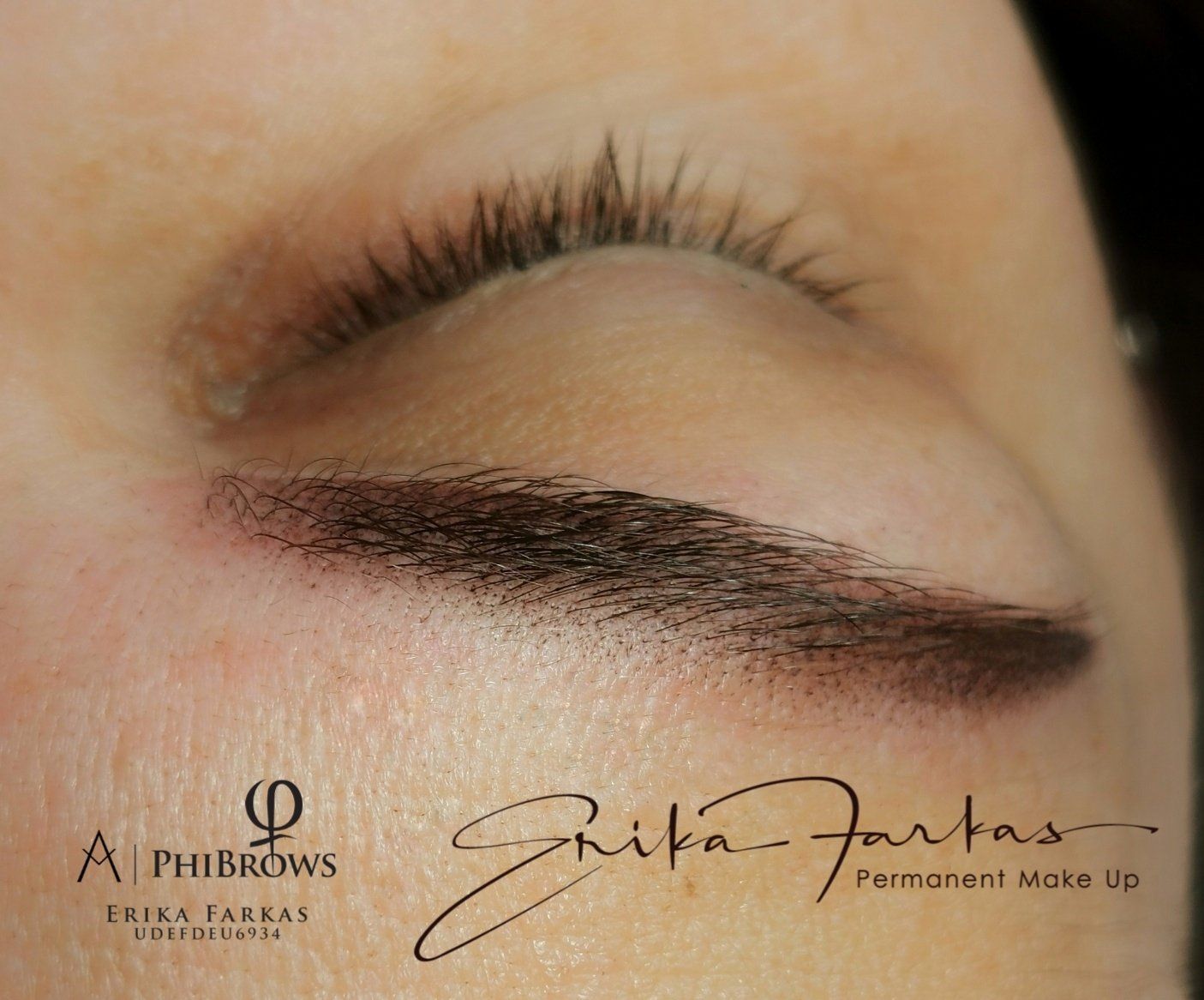 Eine Nahaufnahme des Auges einer Frau mit Permanent Make-up