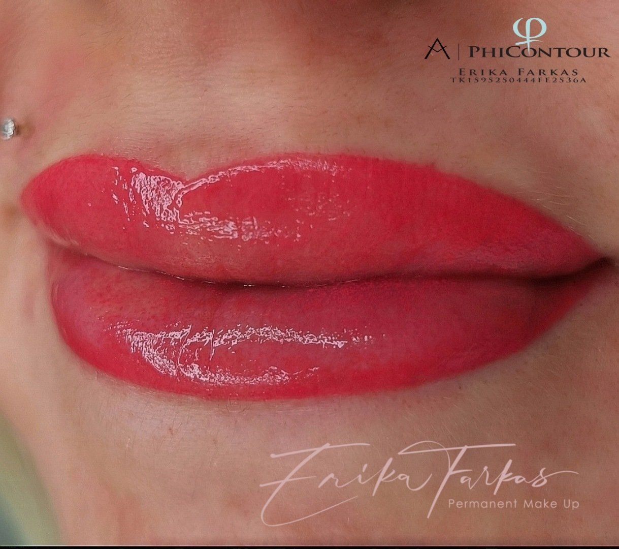 Eine Nahaufnahme der Lippen einer Frau mit rotem Lippenstift.