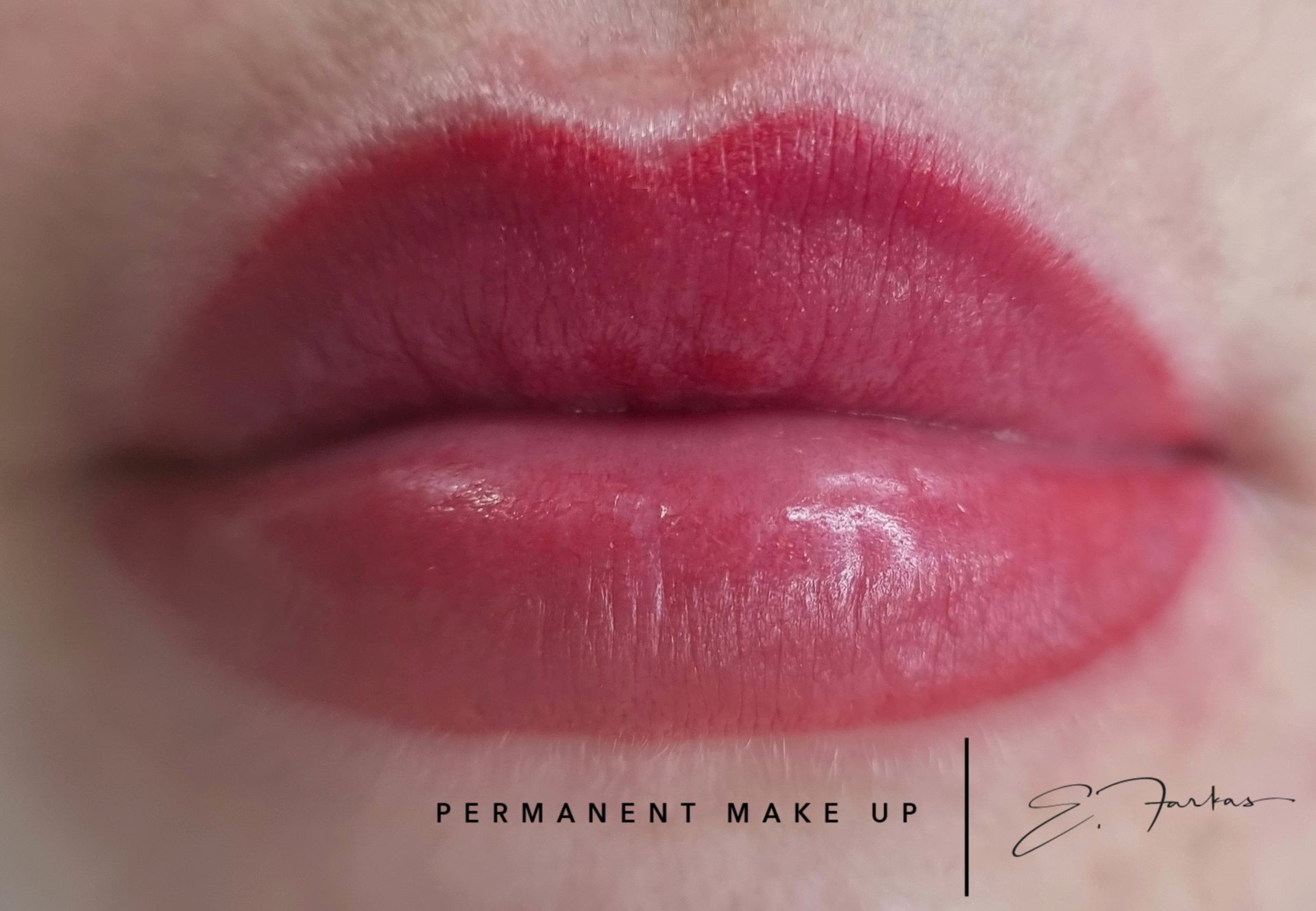 Eine Nahaufnahme der Lippen einer Frau mit Permanent Make-up