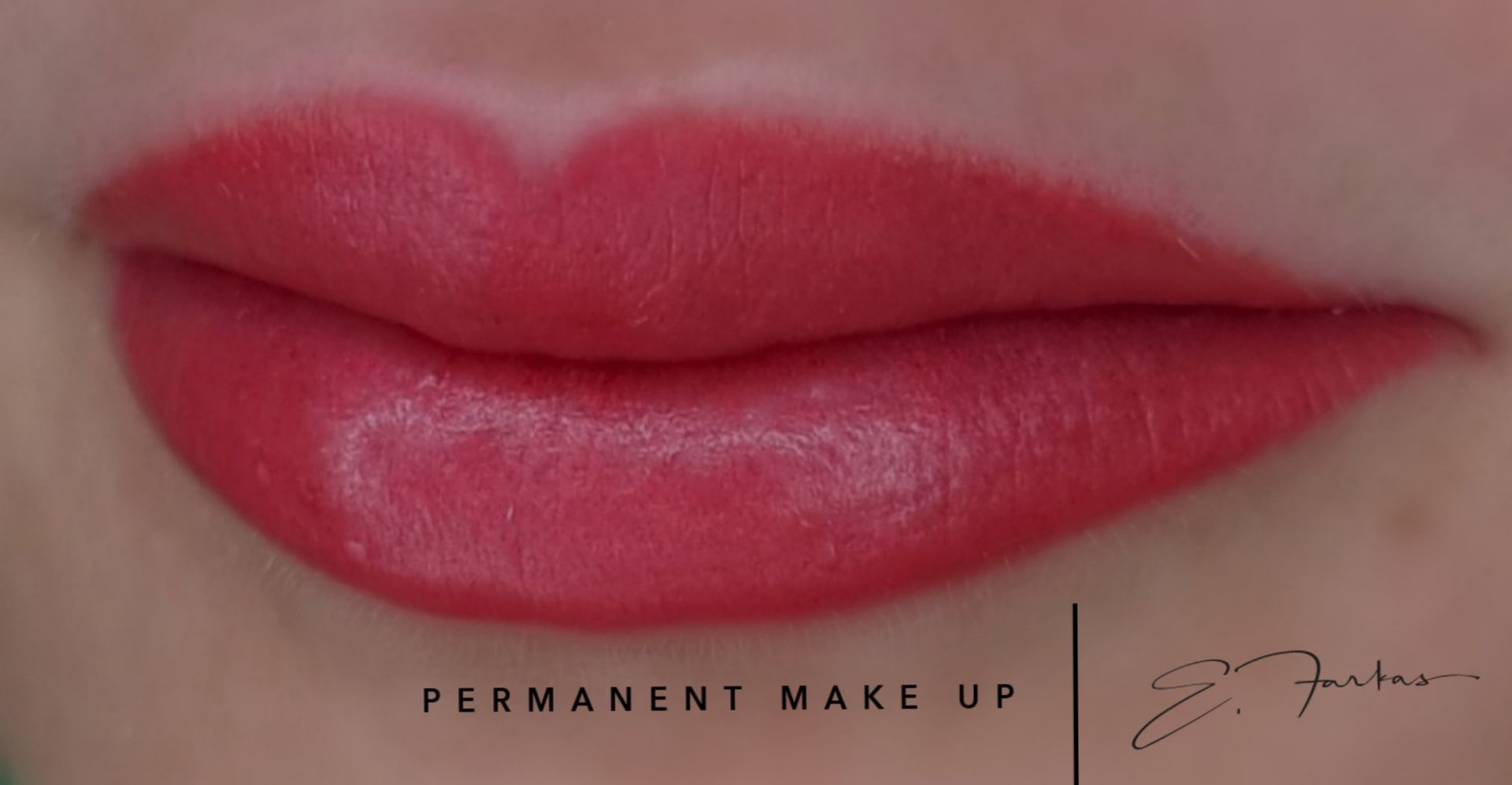 Eine Nahaufnahme der Lippen einer Frau mit rotem Lippenstift.