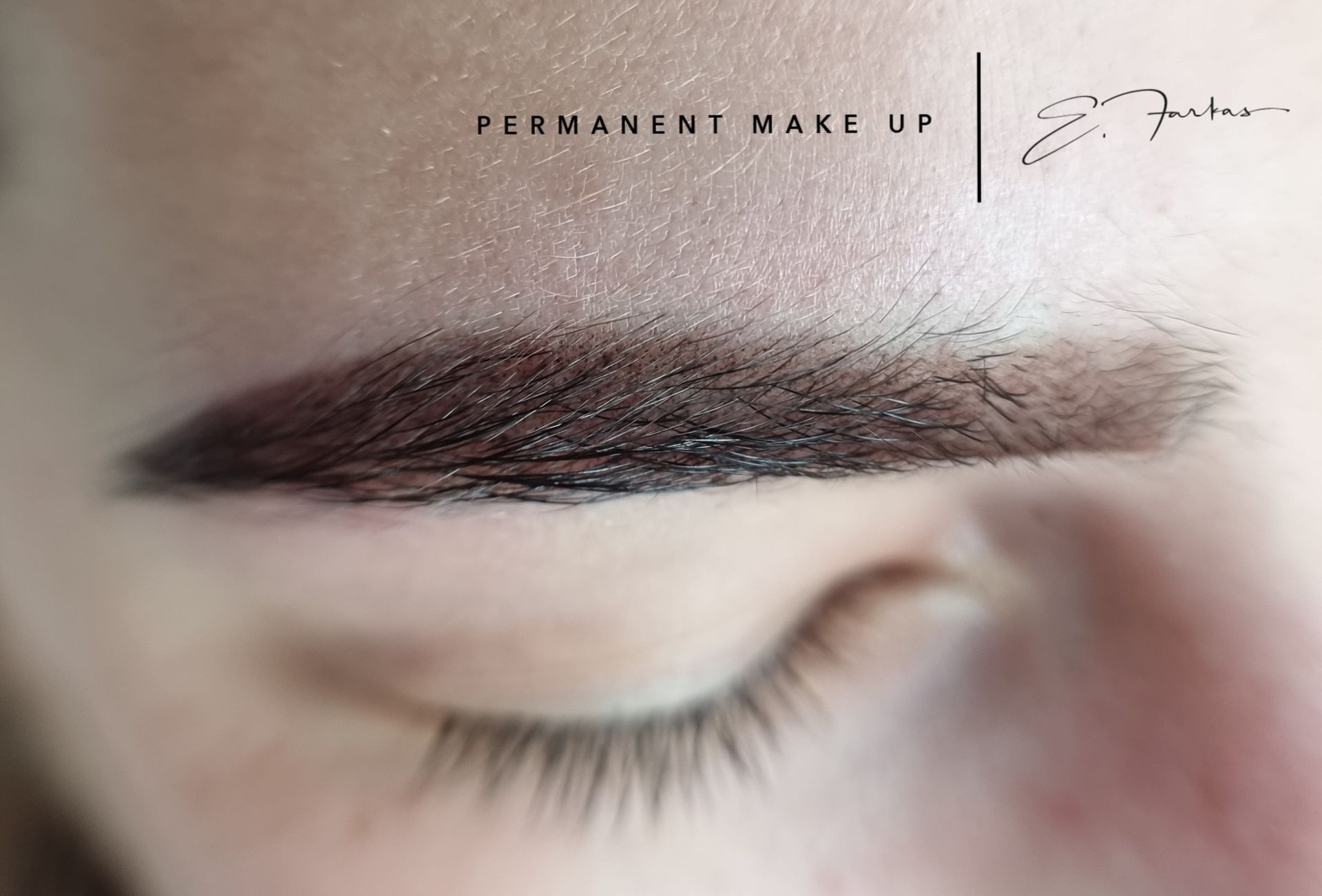 Eine Nahaufnahme des Auges einer Frau mit Permanent Make-up auf den Augenbrauen.