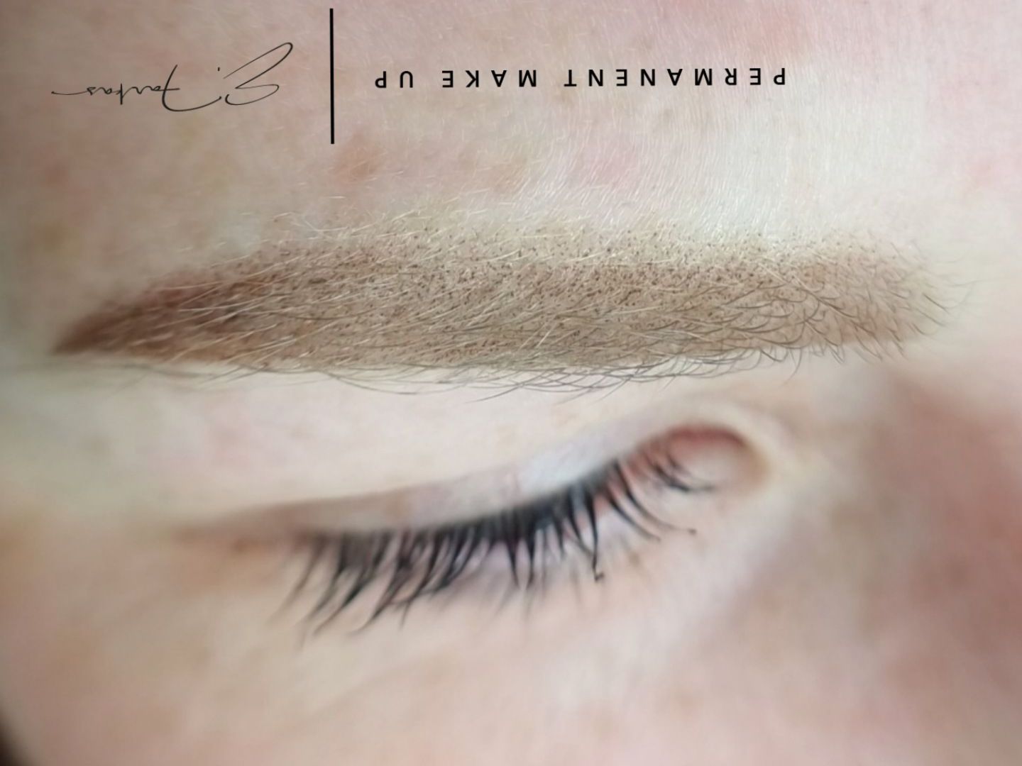 Eine Nahaufnahme des Auges einer Frau mit Permanent Make-up auf den Augenbrauen