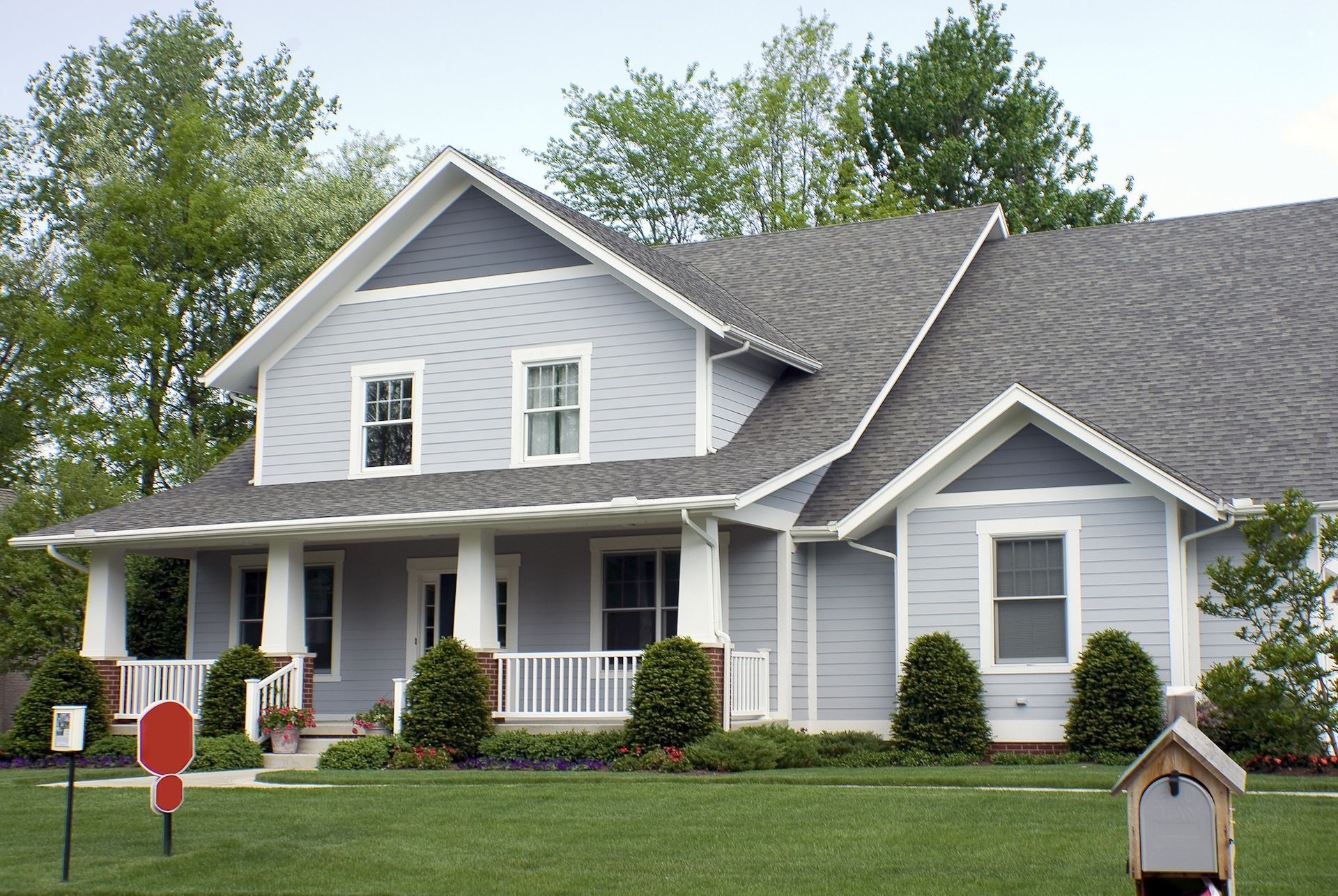 A large house with a mailbox in front of it