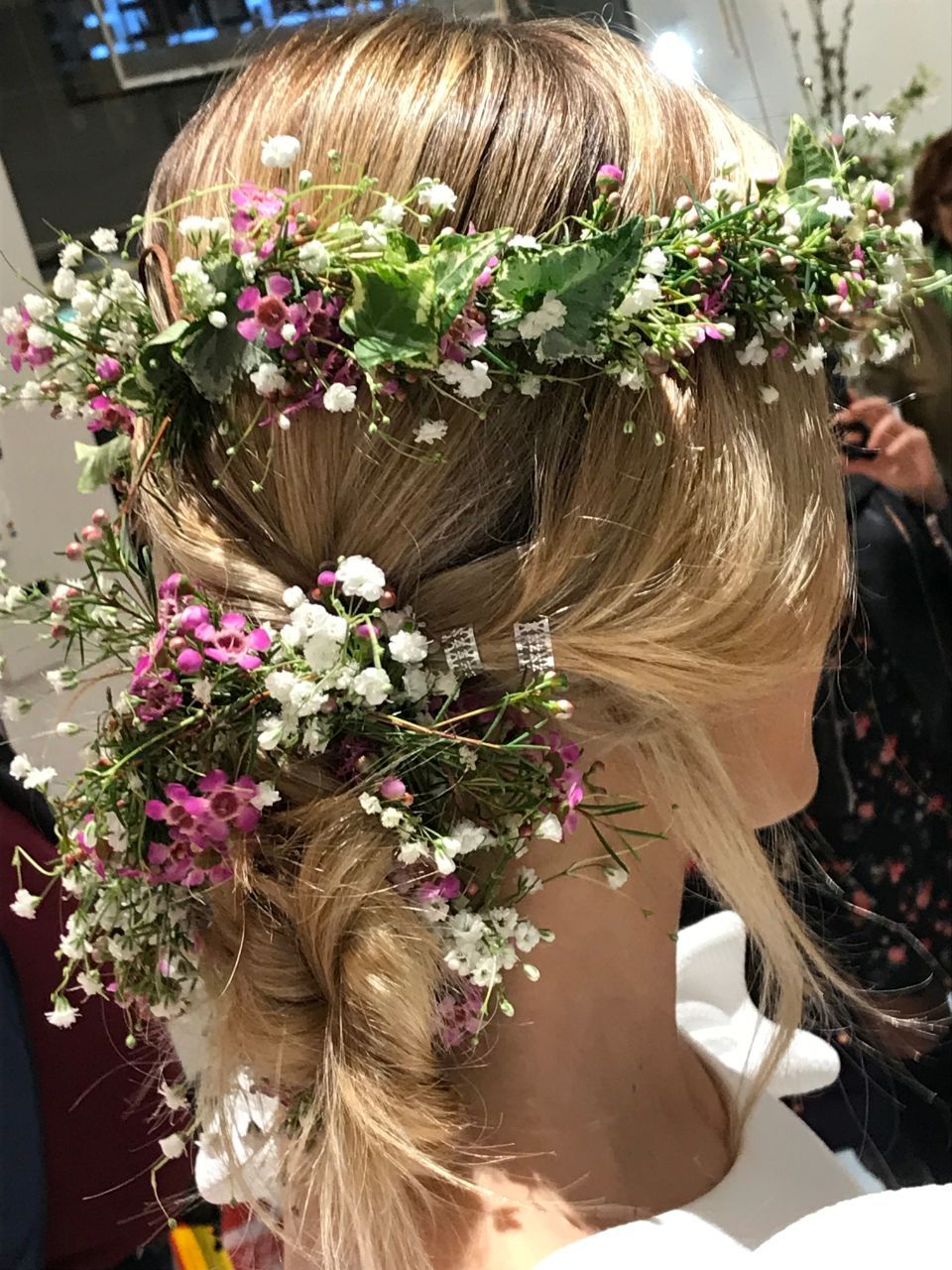 acconciatura con fiori freschi