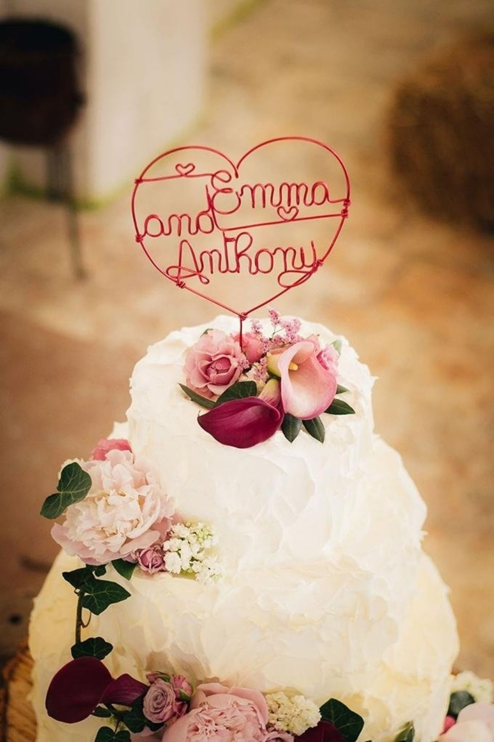 torta nuziale con fiori freschi