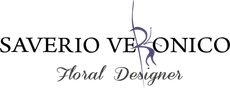 Logo di Saverio Veronico Floral Designer con elemento floreale stilizzato.