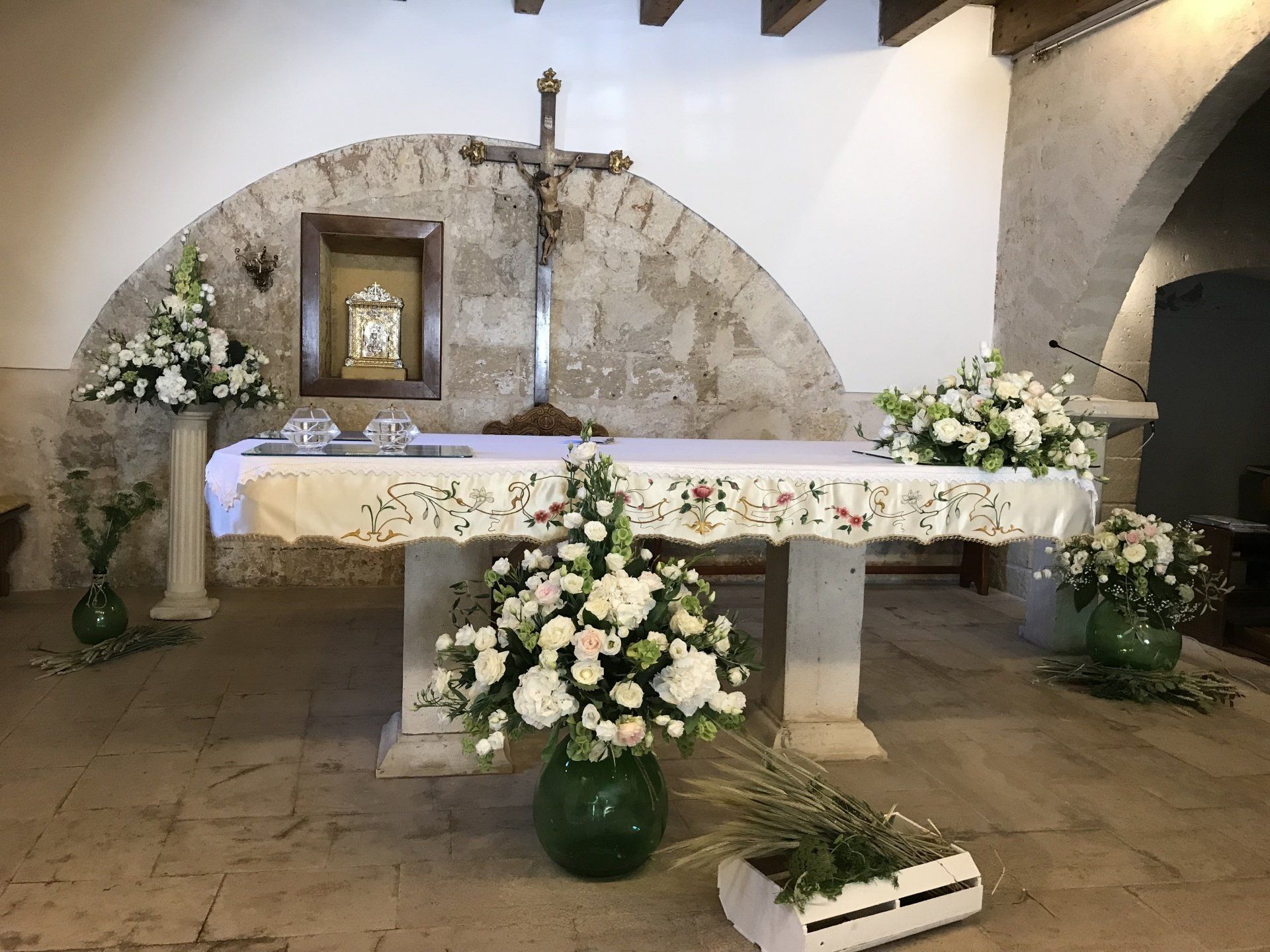 composizione floreale per altare