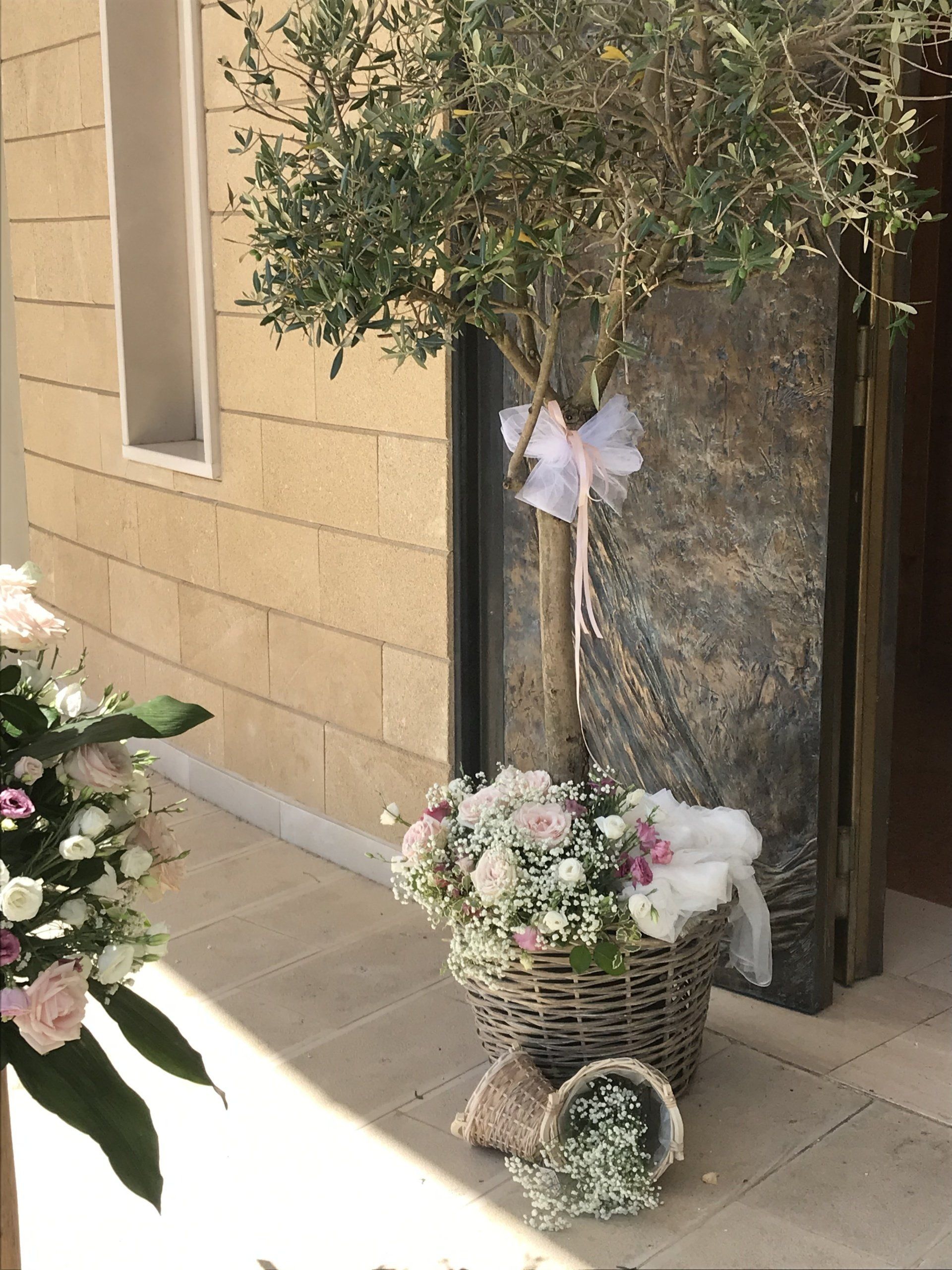 addobbi esterni di una chiesa