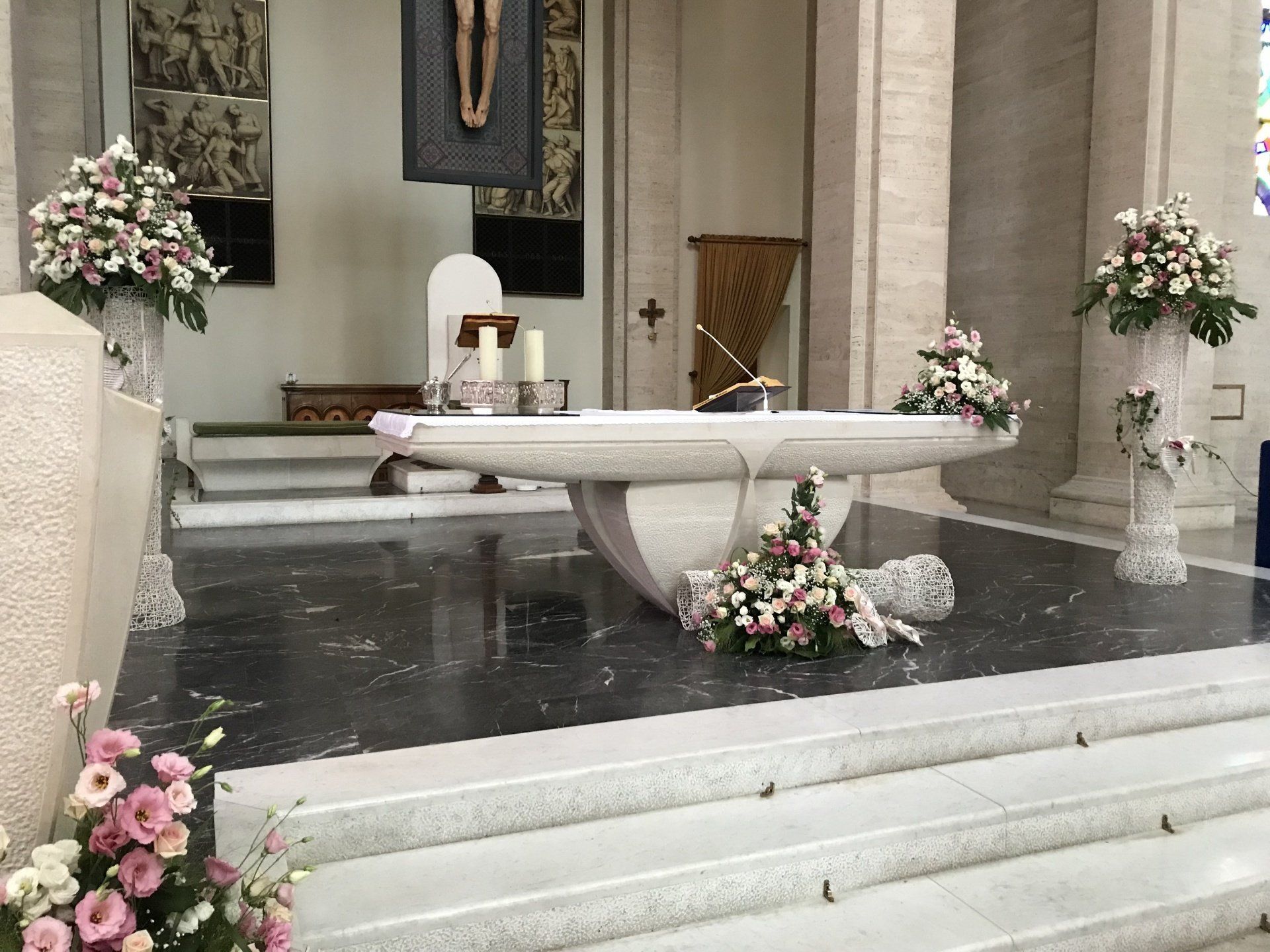 altare interno di una chiesa