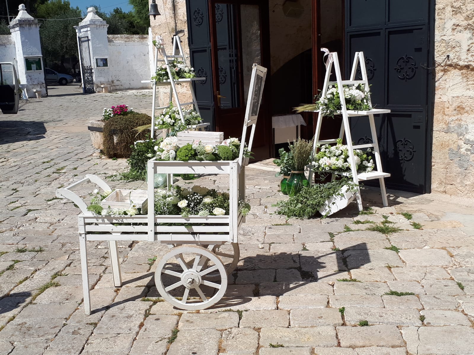 allestimento floreale per esterni della chiesa