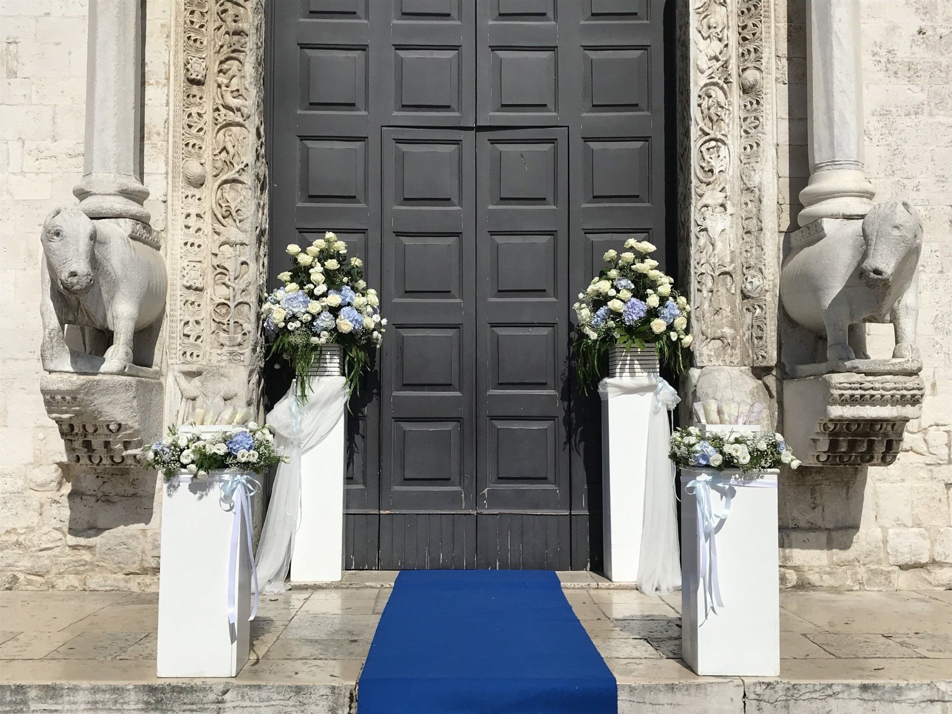 entrata di una chiesa con decorazioni