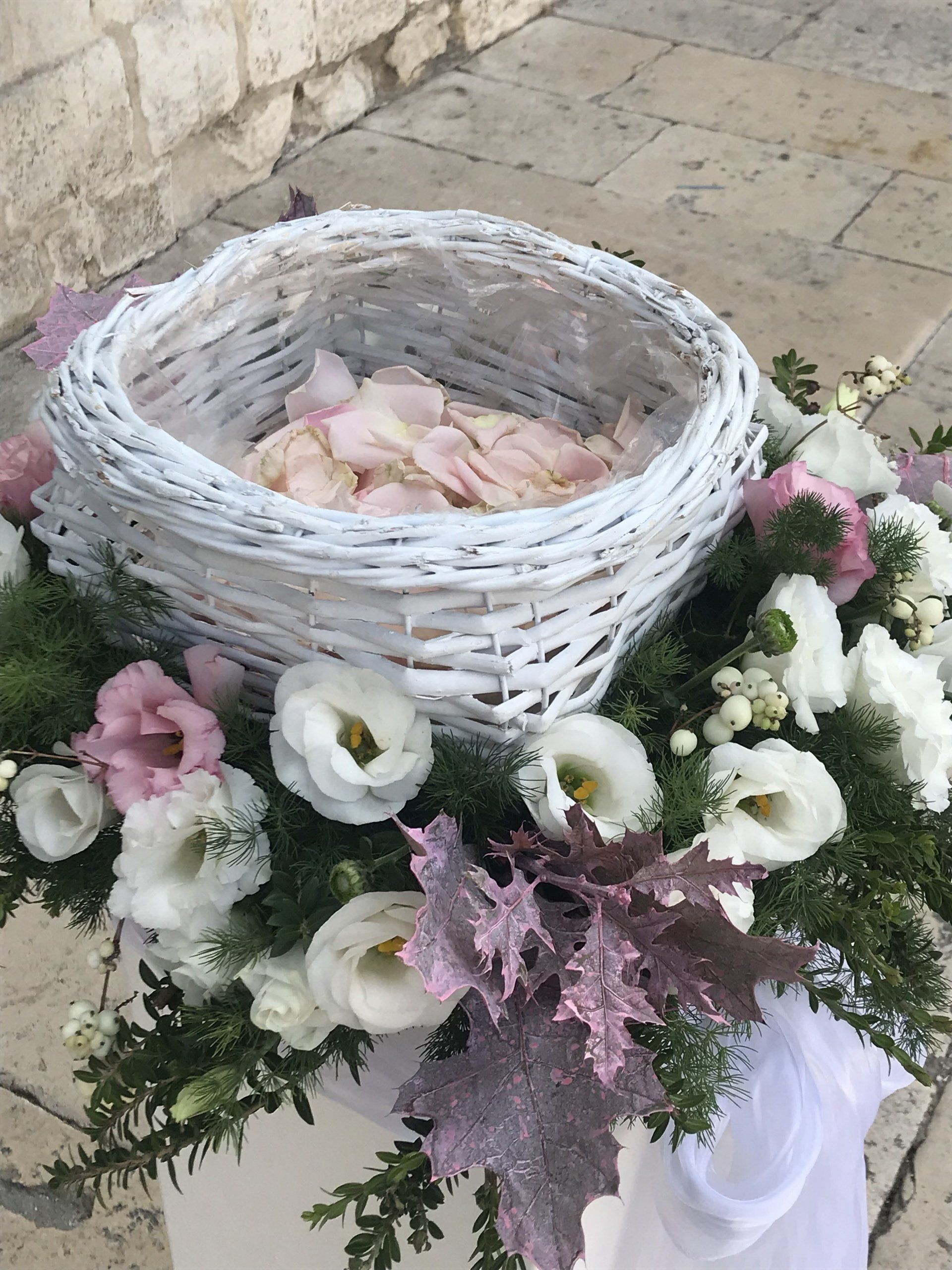 addobbo con fiori bianchi e rosa per nozze
