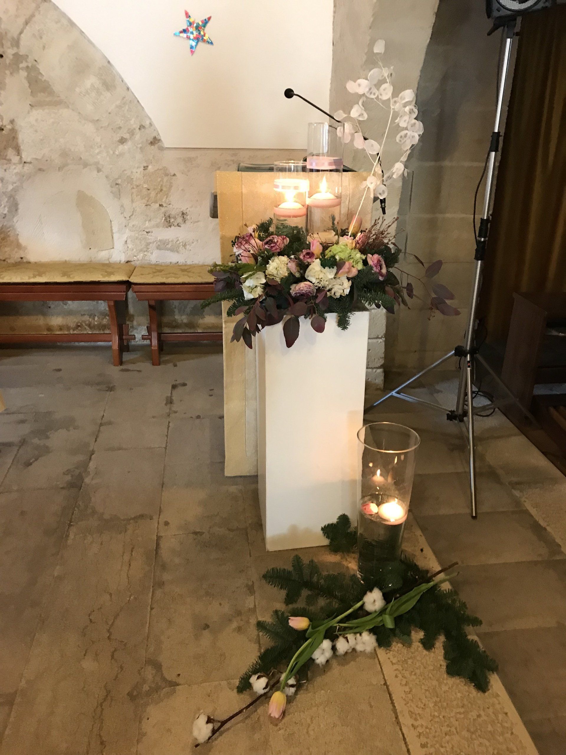 altare con decorazioni floreali