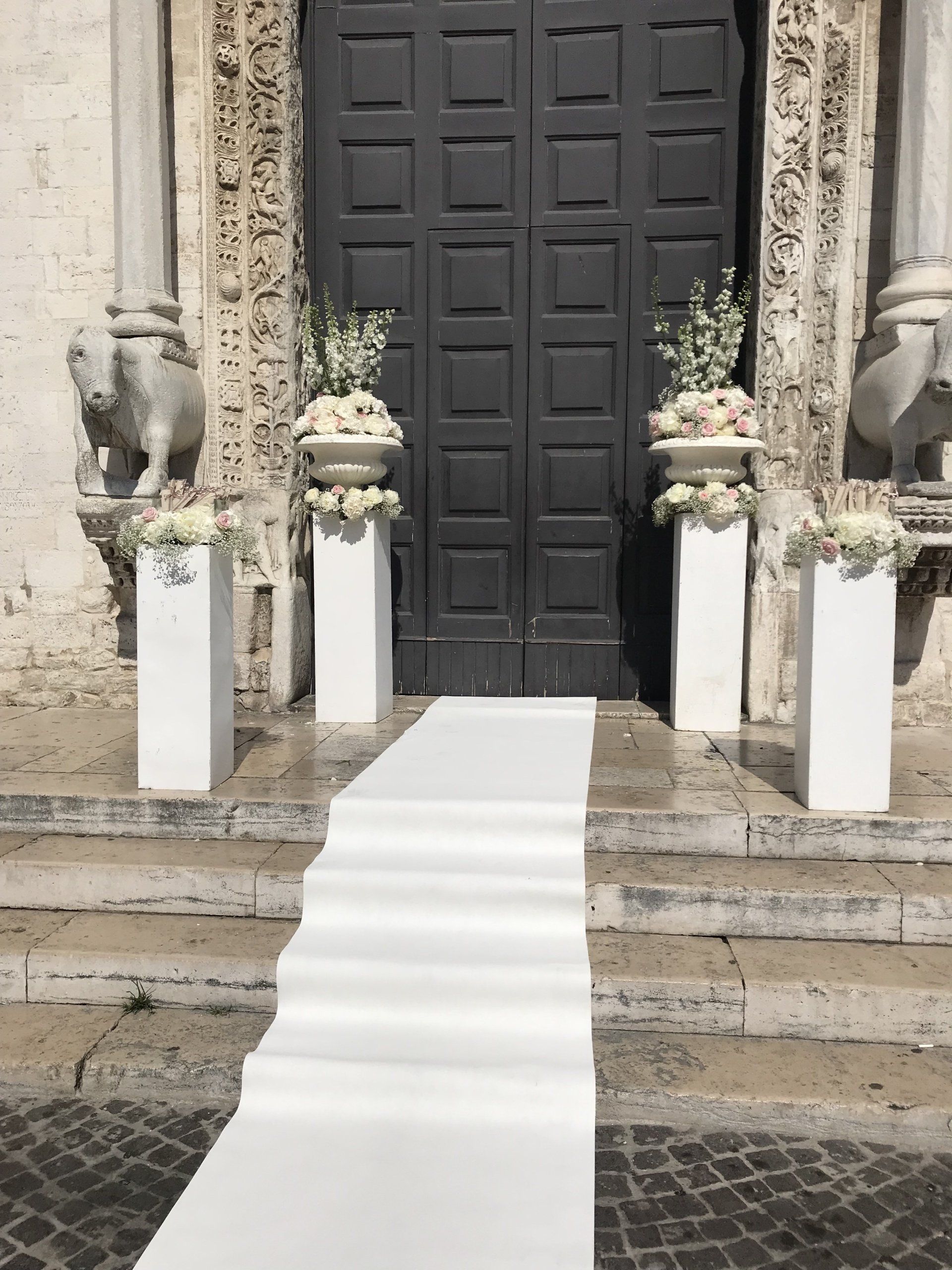 addobbi esterni di una chiesa