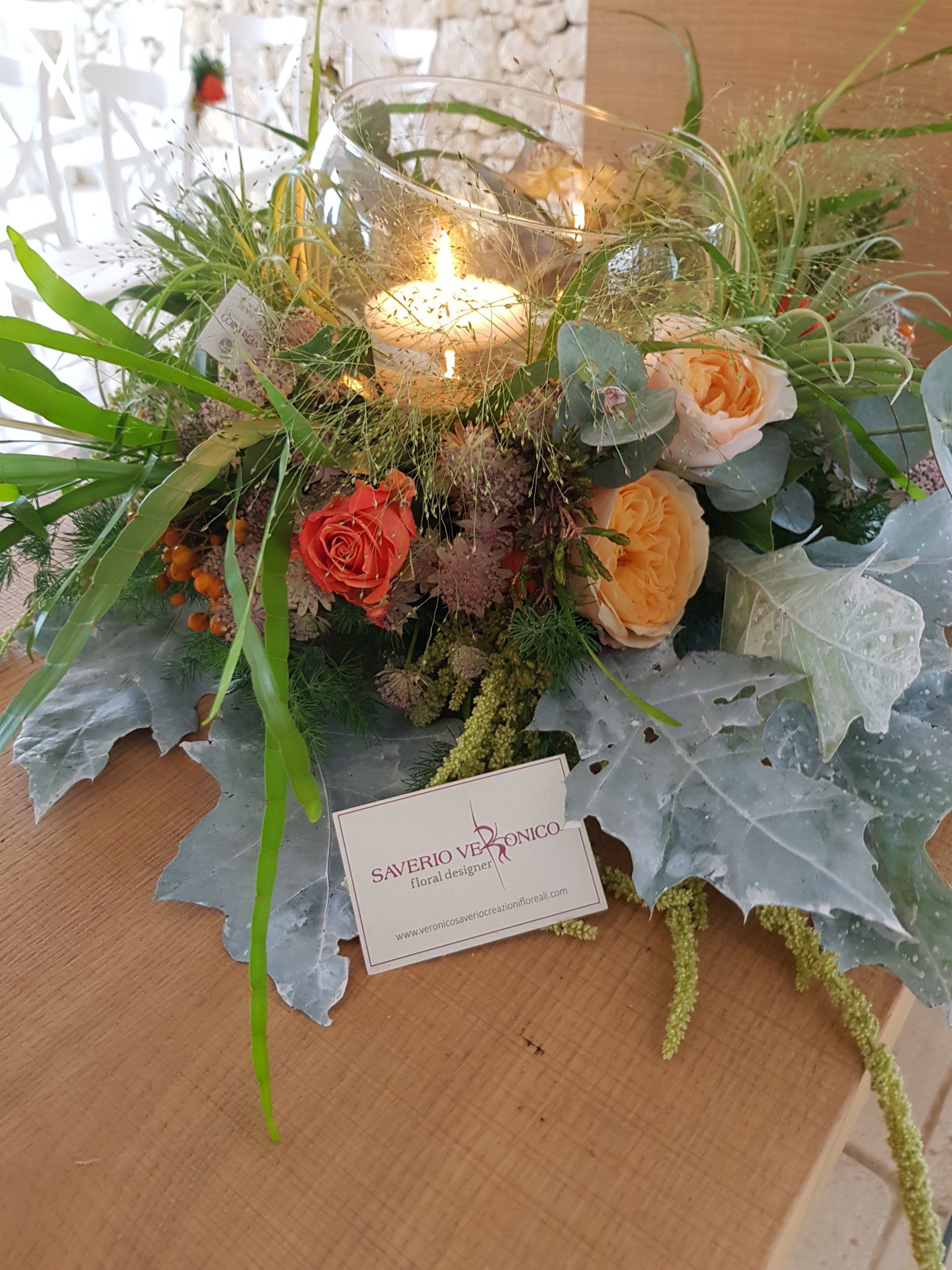 centrotavola con fiori freschi e porta candela