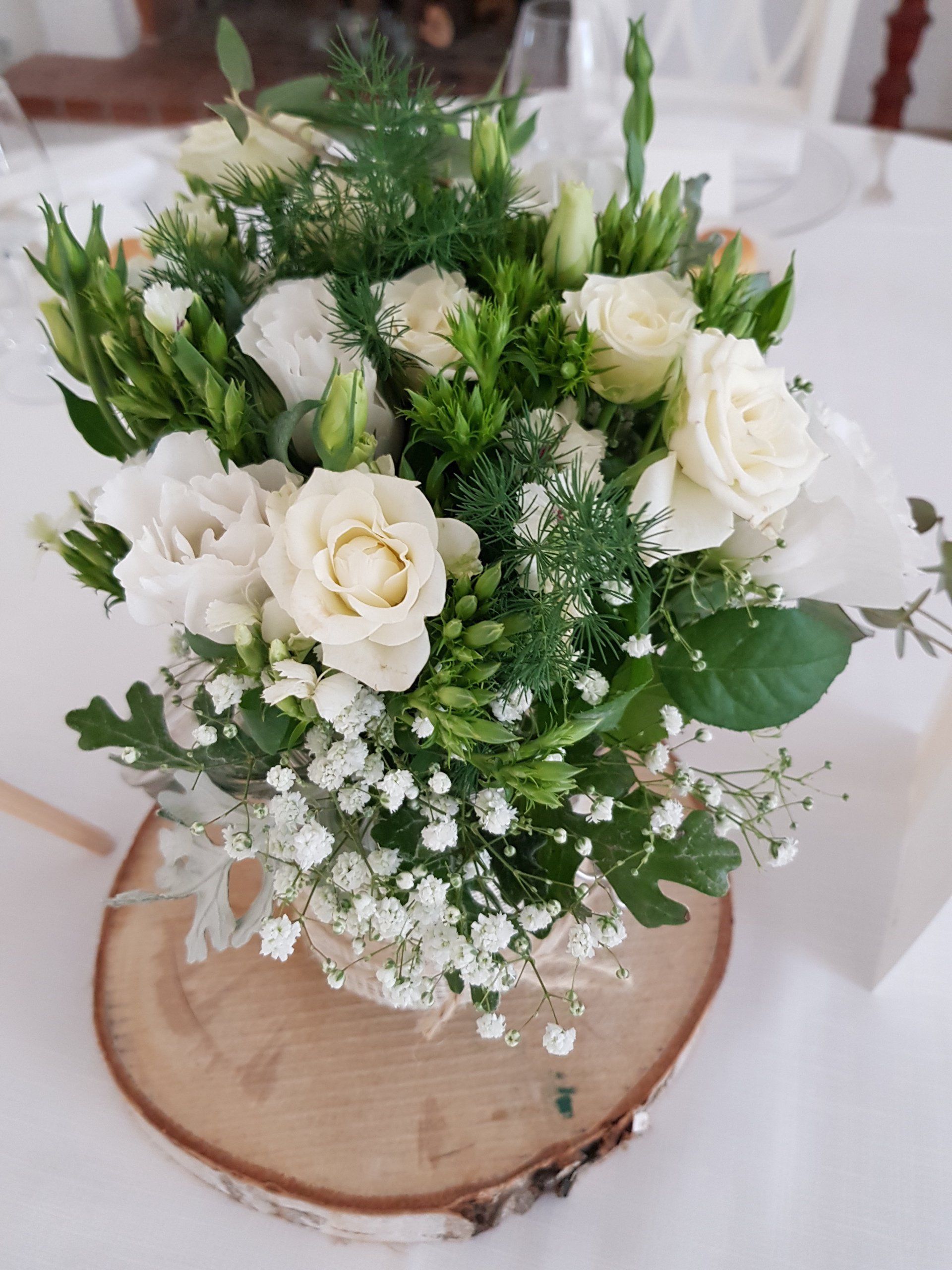 centrotavola con fiori freschi bianchi