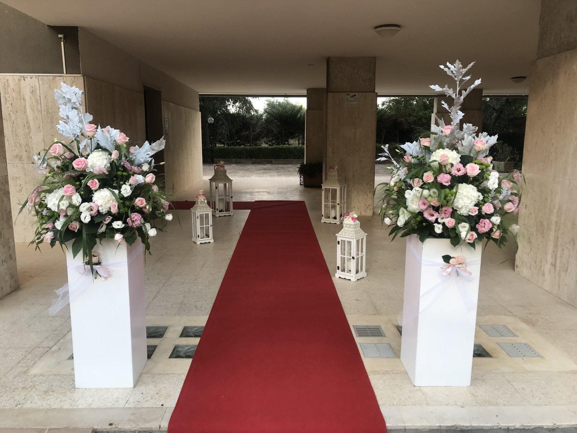 decorazioni con fiori freschi per evento