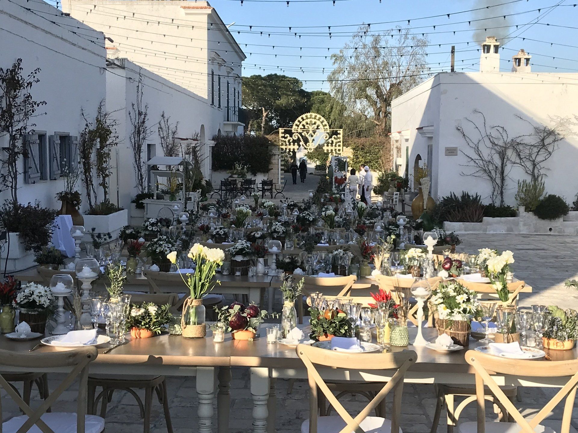decorazioni floreale per pranzo all'esterno