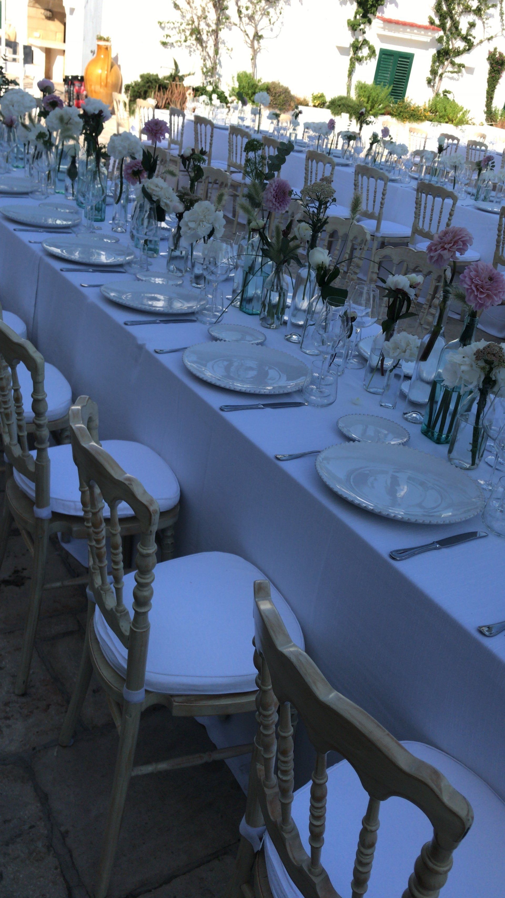 tavolo con fiori freschi