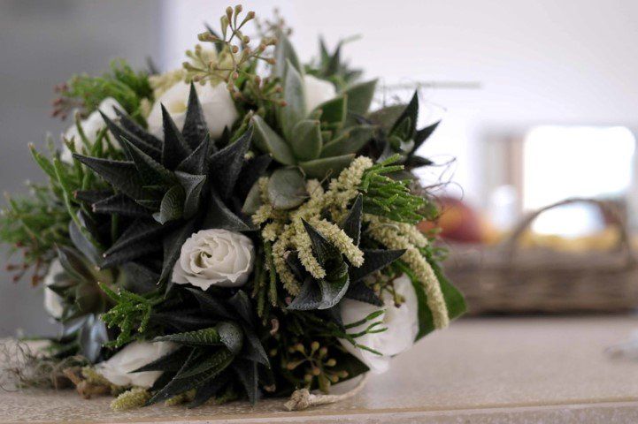 bouquet per spose con fiori bianchi