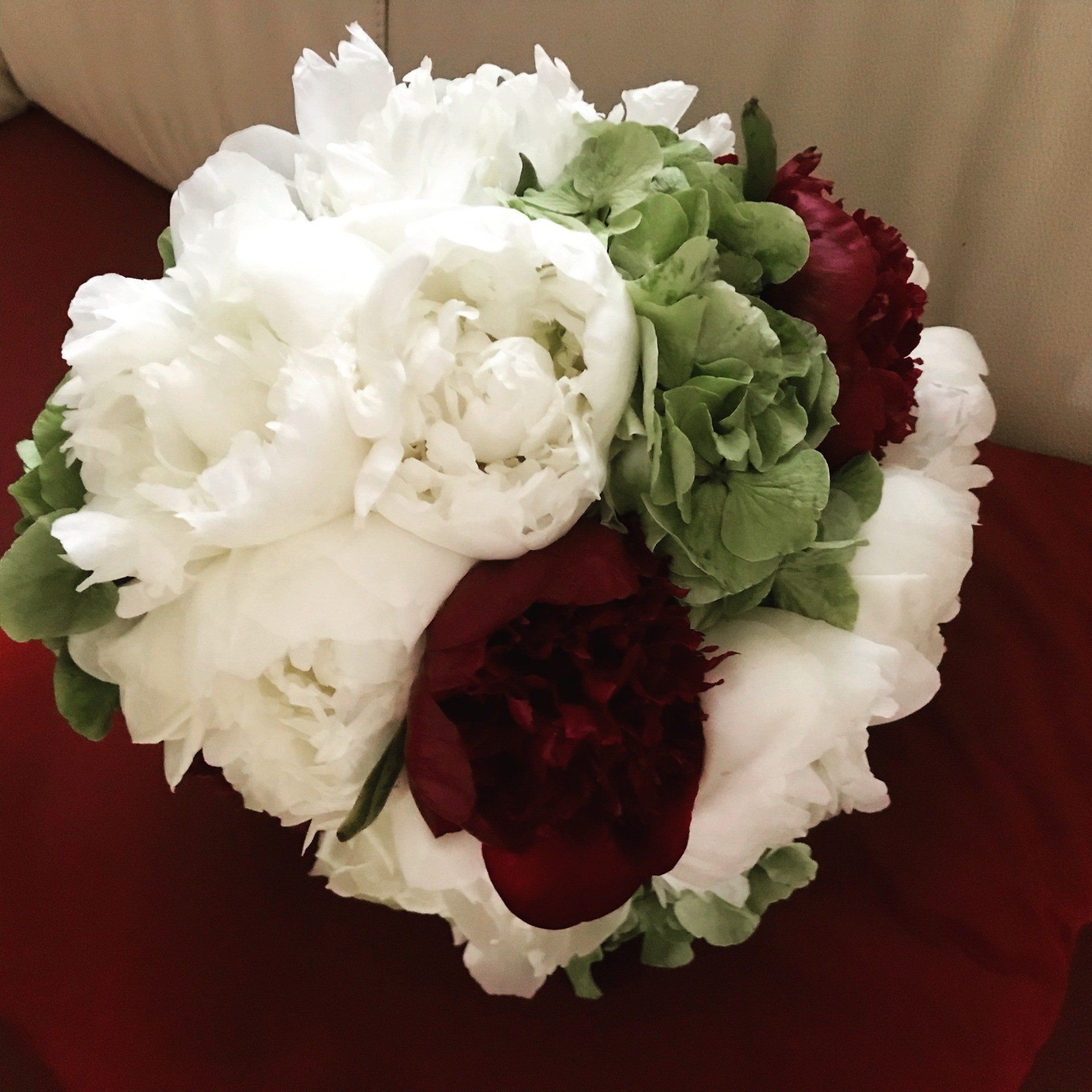 bouquet con rose bianche e rosse
