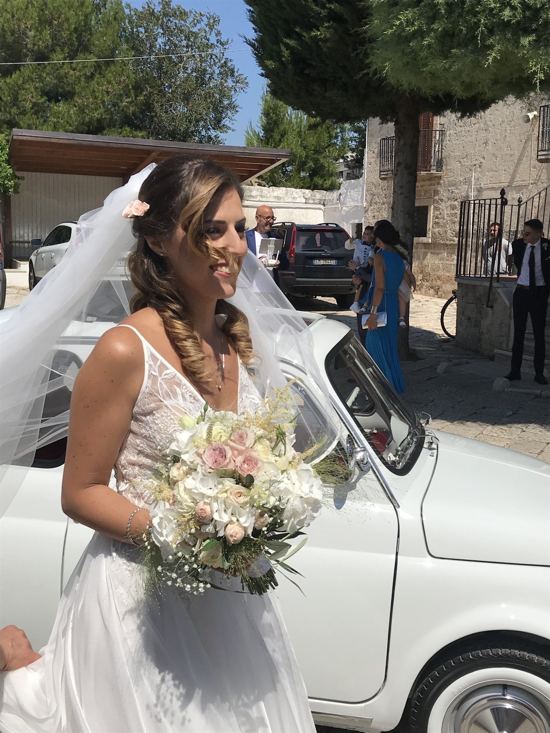sposa con fiori bianchi